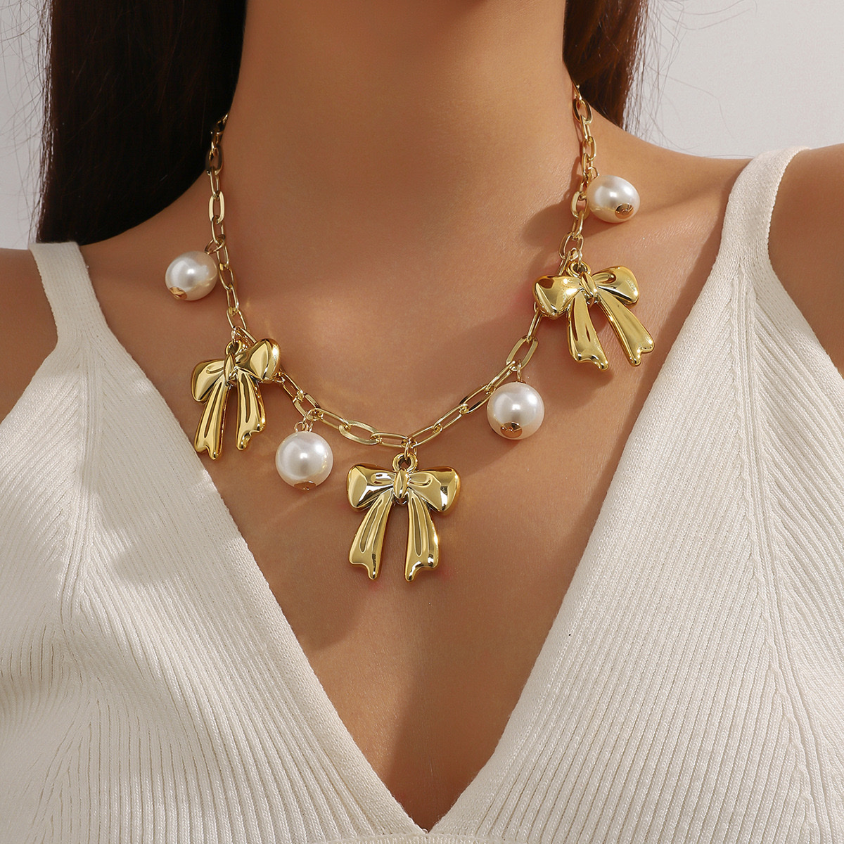 A new high-end and niche design women's collarbone chain accessory from cross-border Amazon pearl bow necklace set
