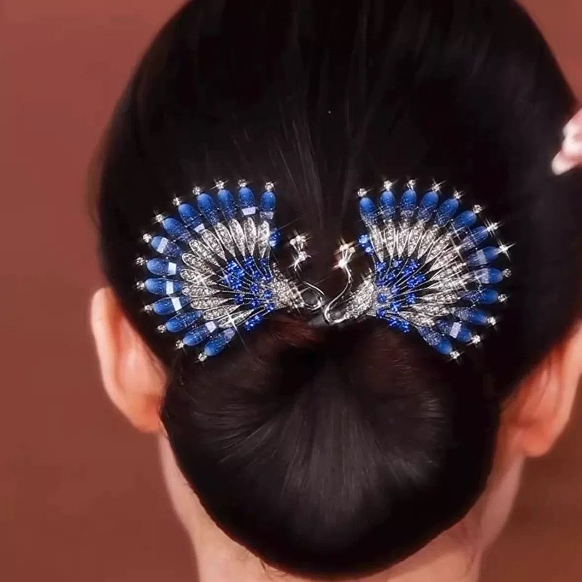 Peacock Spreading Its Tail Hair Bun Magic Tool, Back Head Headpiece, Lazy Person's Twist Clip, 2024 New Mom Bun Hair Clip, Female Peacock Spreading Its Tail Hair Bun Magic Tool, Back Head Headpiece, Lazy Person's Twist Clip, 2024 New Mom Bun Application Scenario