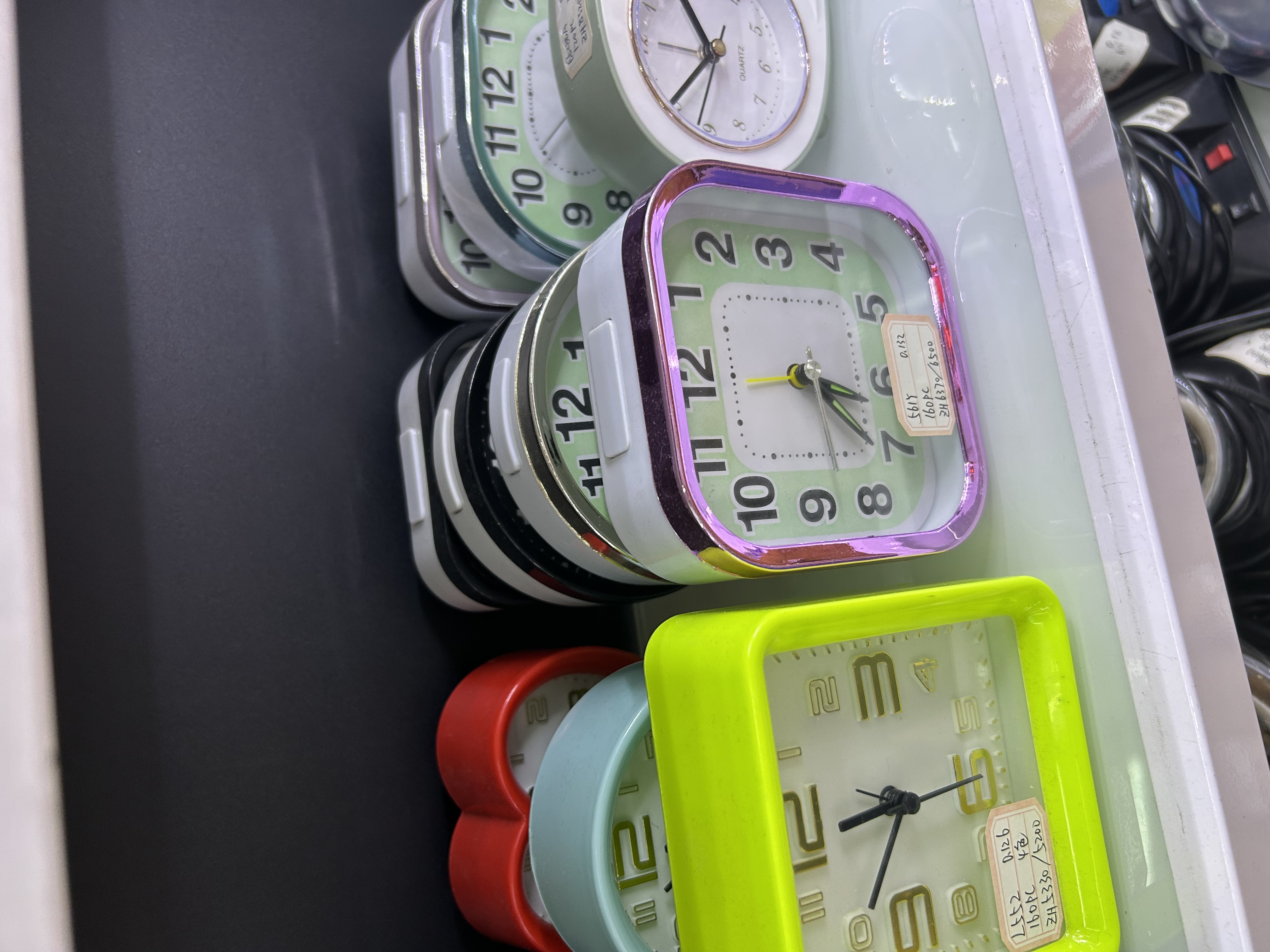 A cute student clock with a fashionable and creative desktop decoration and quiet function