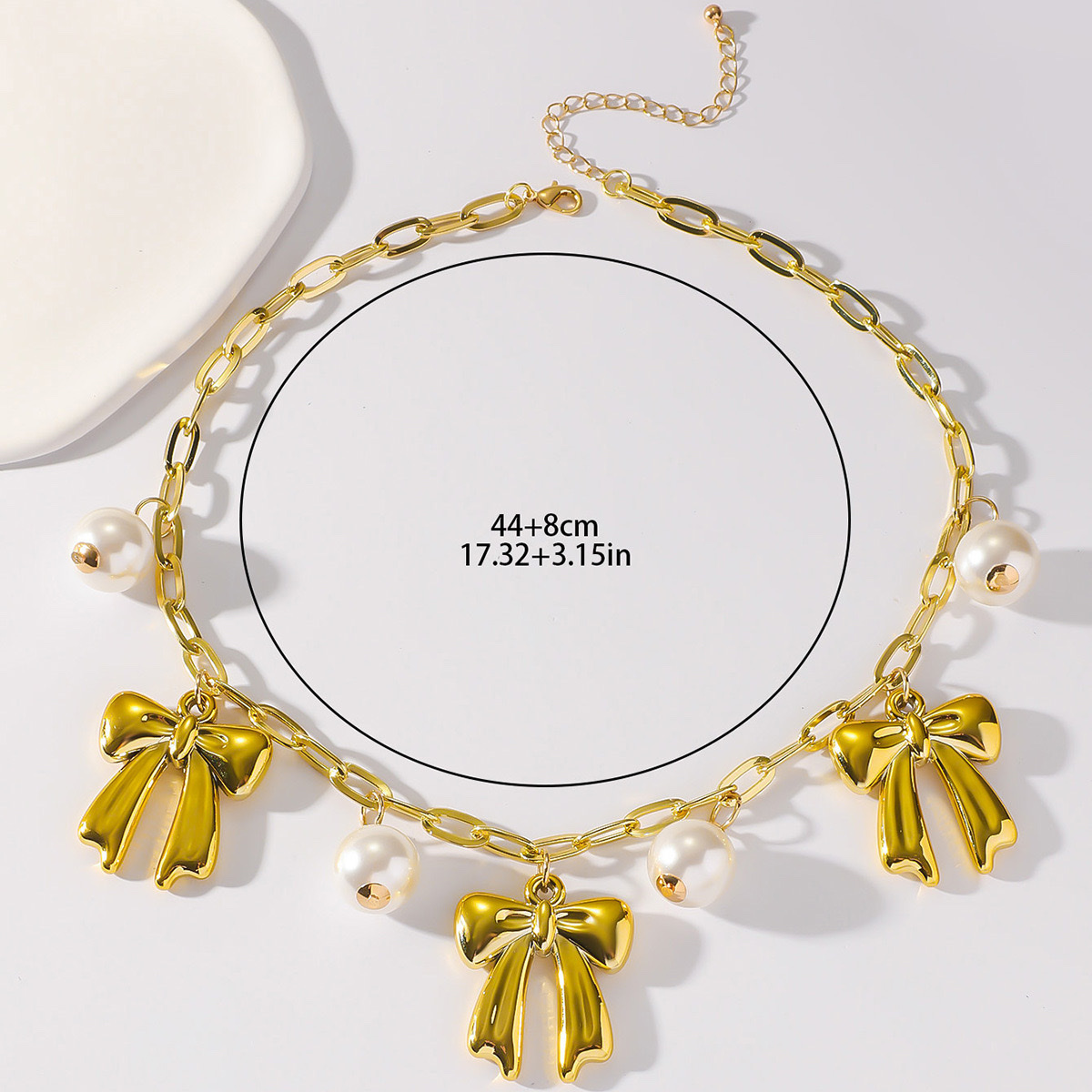 A new high-end and niche design women's collarbone chain accessory from cross-border Amazon pearl bow necklace set Application Scenario