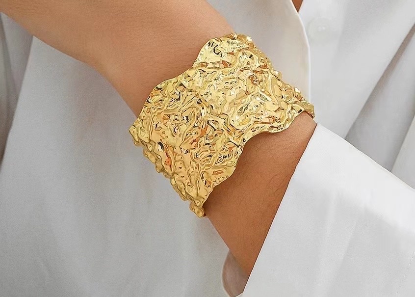 The sand-gold textured iron bracelet is a high-end, fashionable accessory. It is simple, wear-resistant, corrosion-resistant and retains its color for a long time details Picture