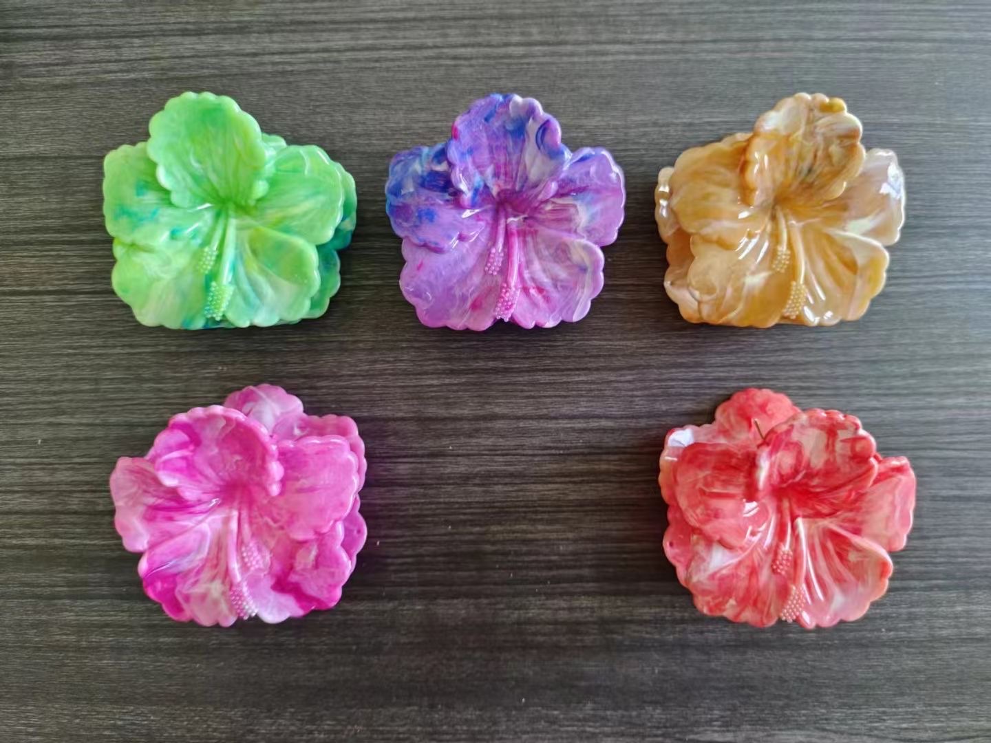 Korean-style flower claw headwear, hair accessories, frangipani, fashionable ladies' headwear, hair clips, shark clips, popular accessories, Nini accessories, candy-colored macaron-colored, marble-style women's headwear Application Scenario