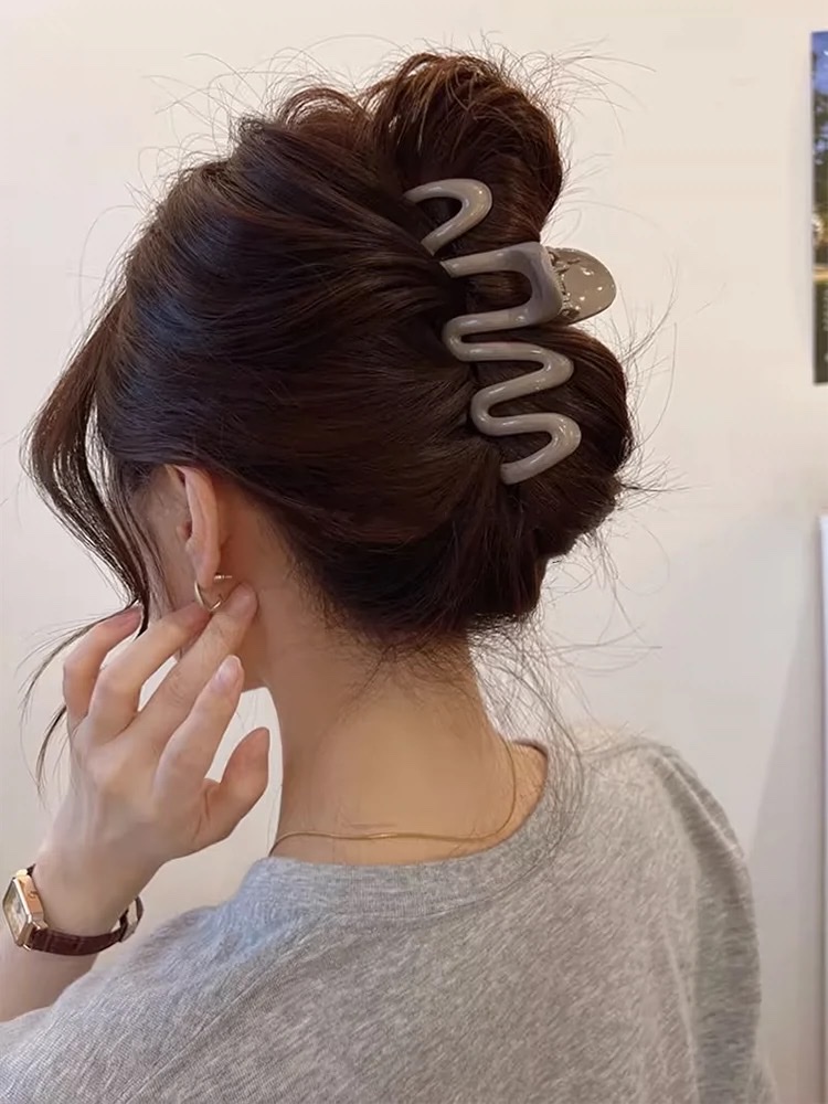 A minimalist Korean Instagram shark clip at the back of a woman's head, a high-end hairpin and headwear clip Item Picture