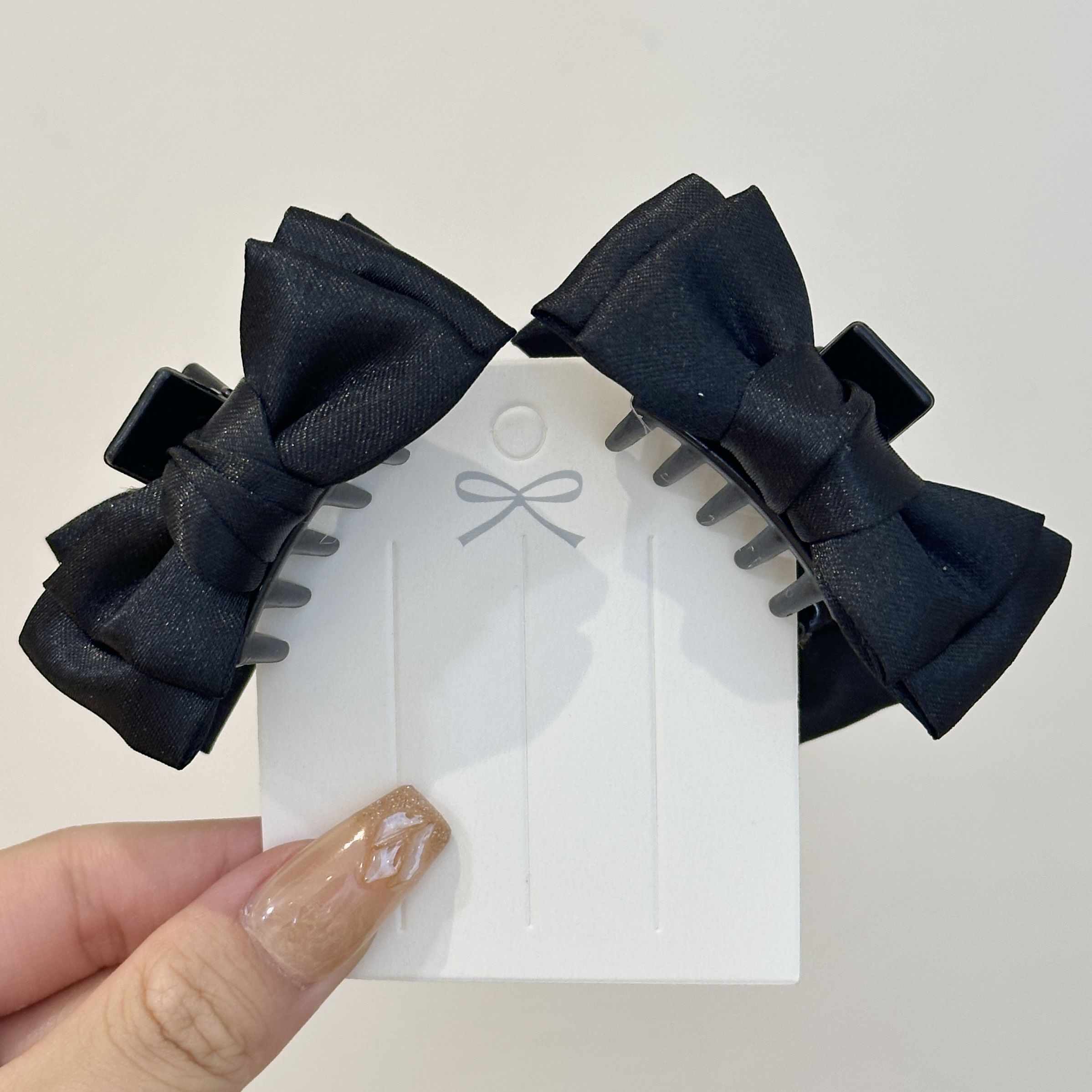 The 2024 new sweet and stylish hairpin with a bow and bangs on the side of the forehead, a popular princess hairstyle accessory detail image 2