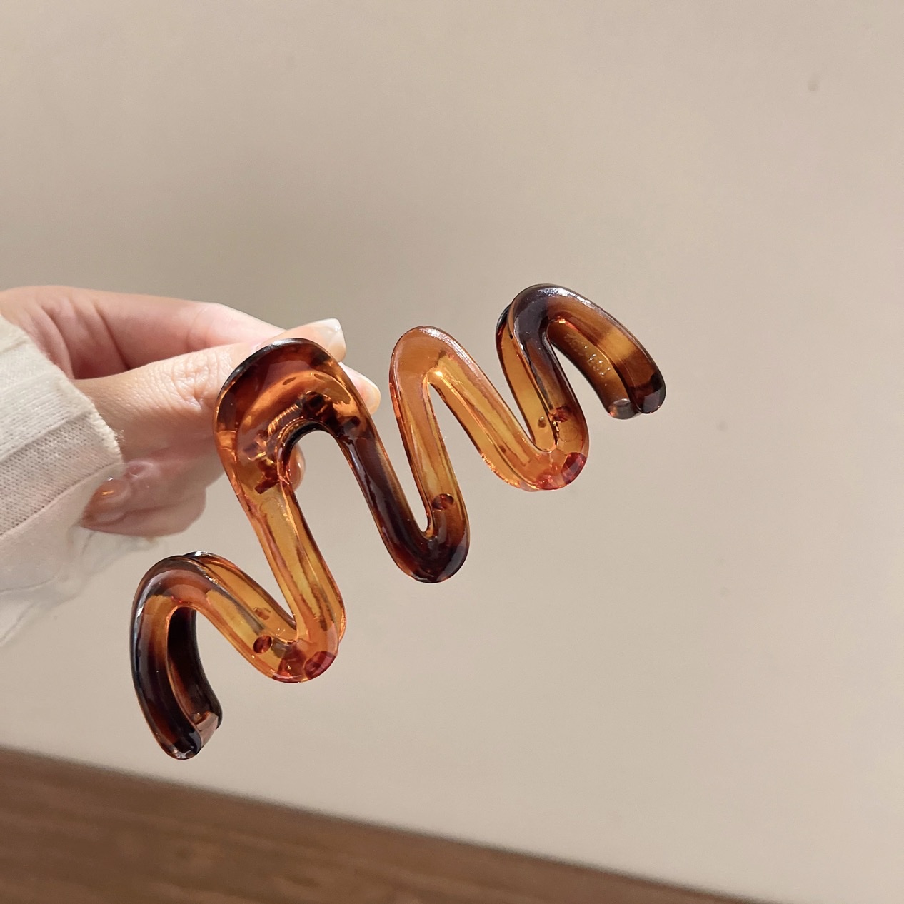 A minimalist Korean Instagram shark clip at the back of a woman's head, a high-end hairpin and headwear clip details Picture