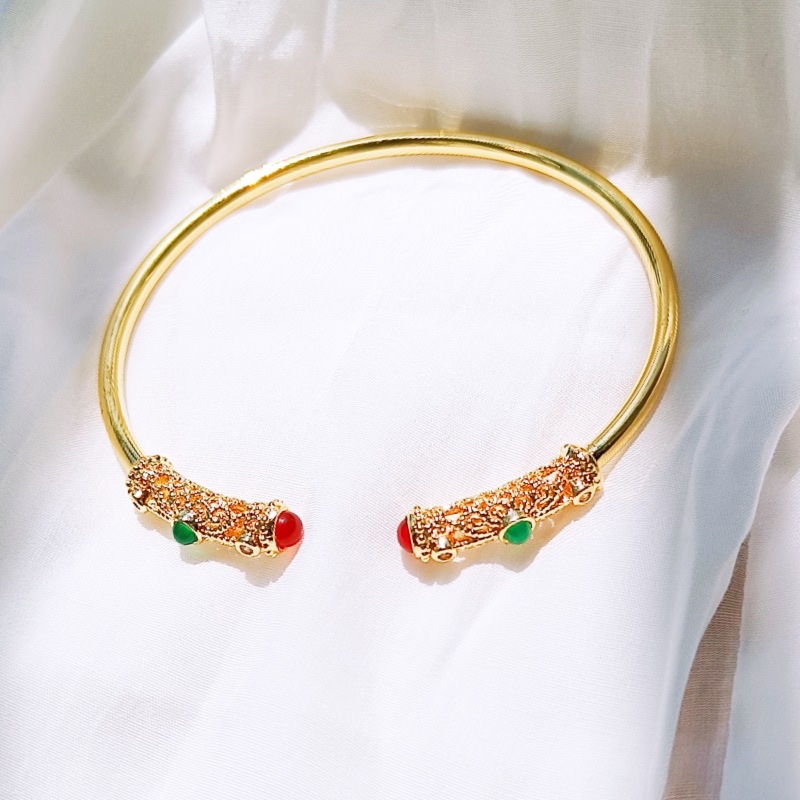 中国风镂空镶嵌天然玉髓手镯女开口鎏金玉髓手环简约优雅花丝手镯细节图