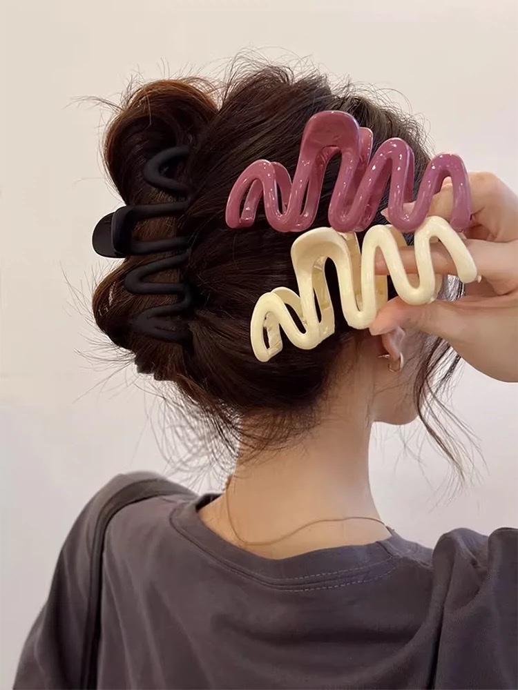 A minimalist Korean Instagram shark clip at the back of a woman's head, a high-end hairpin and headwear clip Application Scenario