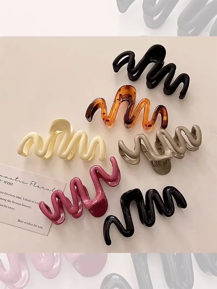 A minimalist Korean Instagram shark clip at the back of a woman's head, a high-end hairpin and headwear clip