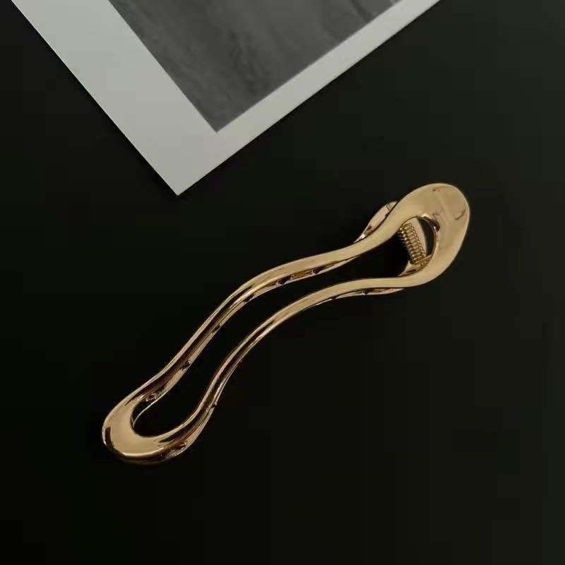 New, unique and fashionable zinc alloy hair clips, Korean-style irregular hair clips, large duckbill clips for updo at the back of the head detail image 3