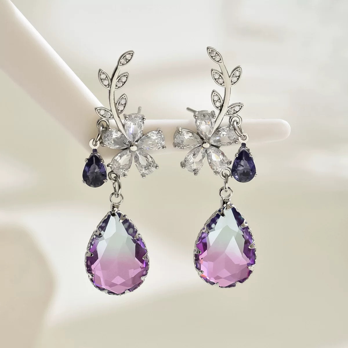 "National Trend earrings, stunning earrings, 2025 new trendy fashion, light luxury, niche summer season, purple earrings, high-end ear studs, ear pendants, stunning earrings, 2024 new trendy fashion.