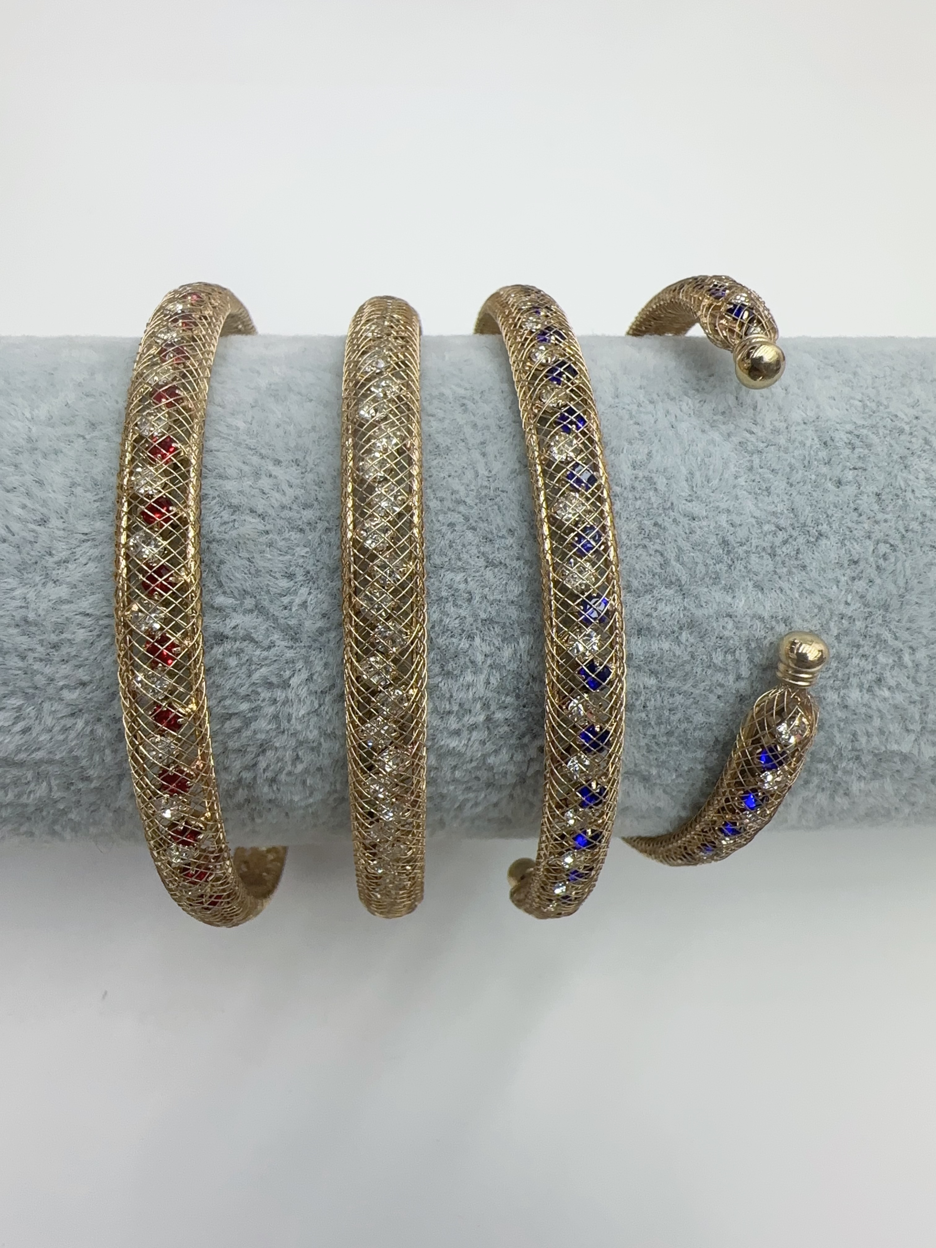 A Middle Eastern cross-border European and American fashion bracelet with an open opening, copper diamond decoration, Dubai women's date versatile jewelry bracelet details Picture