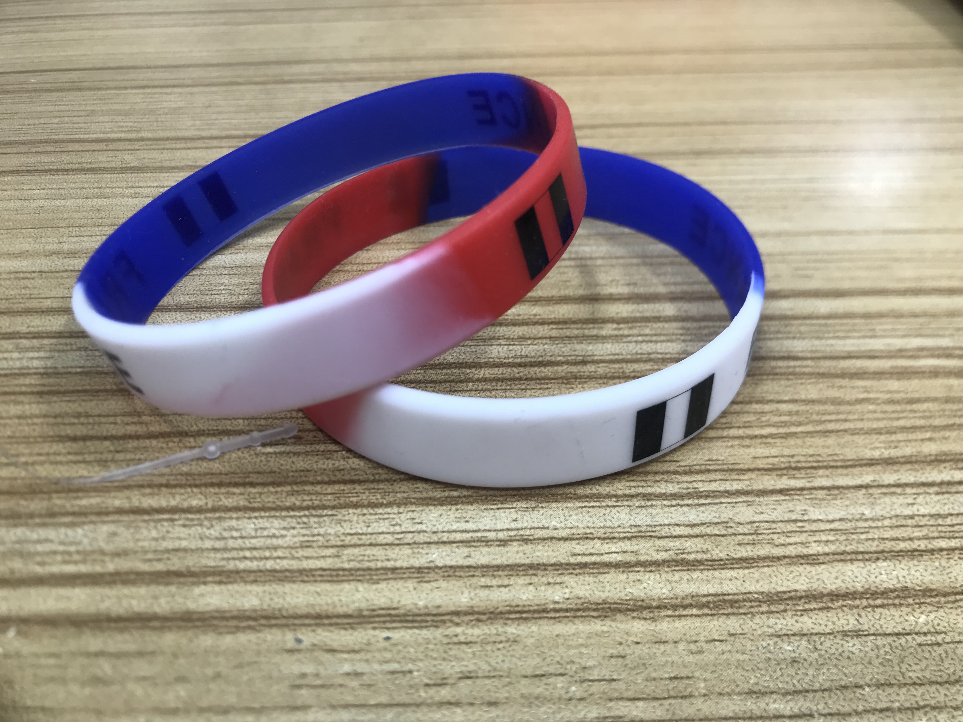 硅胶手环设计非洲国家出口厂家直销批发树脂白底实物图