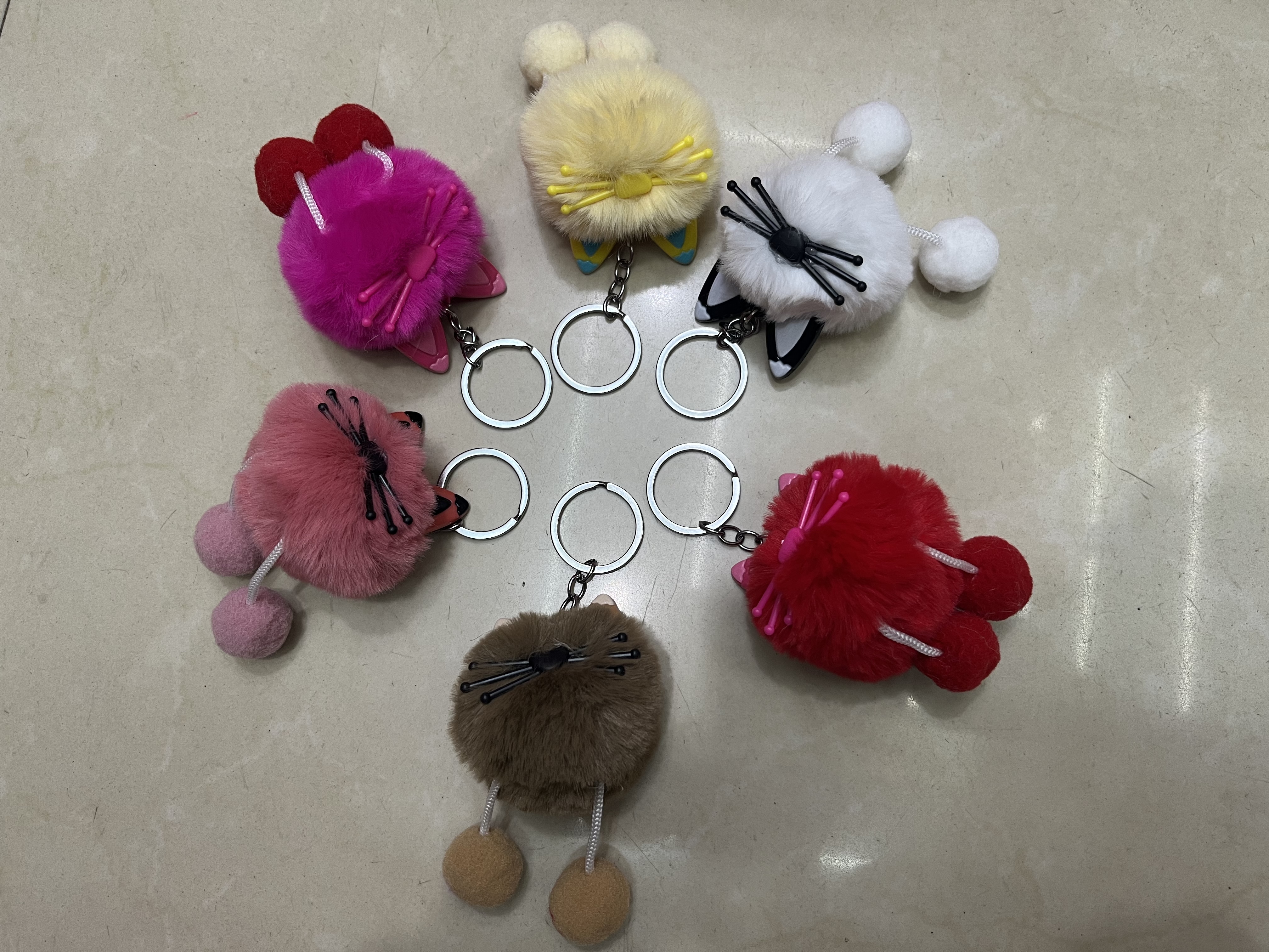 潮玩公仔钥匙扣 潮流个性钥匙扣挂件 创意车载钥匙扣配件 独特设计钥匙挂件 简约实用产品图