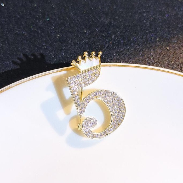 The genuine Pokemon series rose brooch is decorated with blue zircon and features a zircon crown design that showcases a unique charm Application Scenario