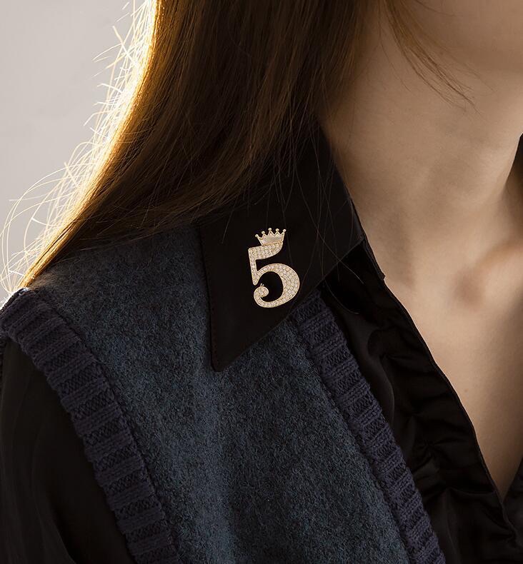 The genuine Pokemon series rose brooch is decorated with blue zircon and features a zircon crown design that showcases a unique charm Item Picture