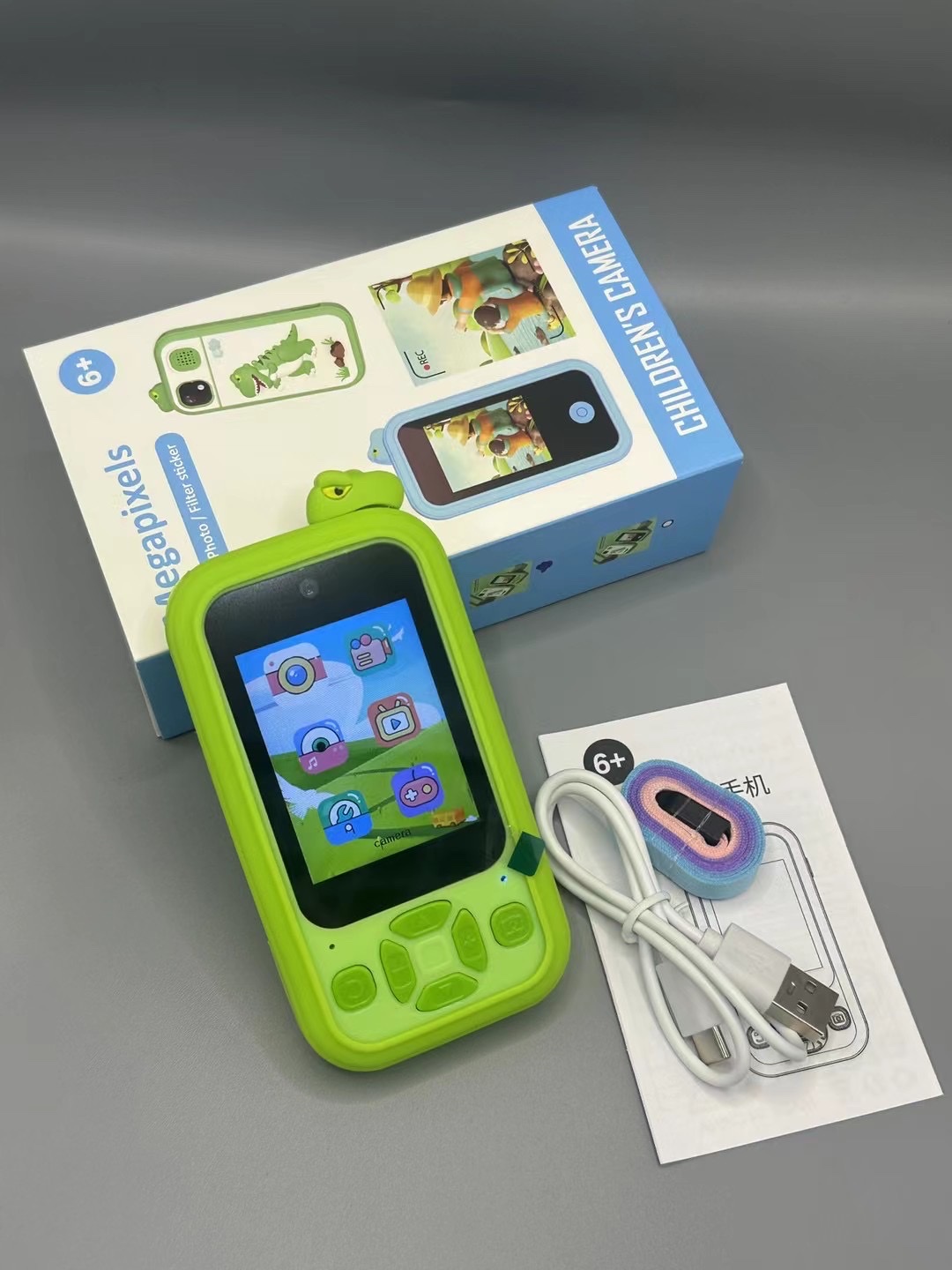 The new cross-border children's mobile phone camera S3 takes photos and videos. It features a 2.4-inch large touch screen handheld game console with a headshot detail image 5