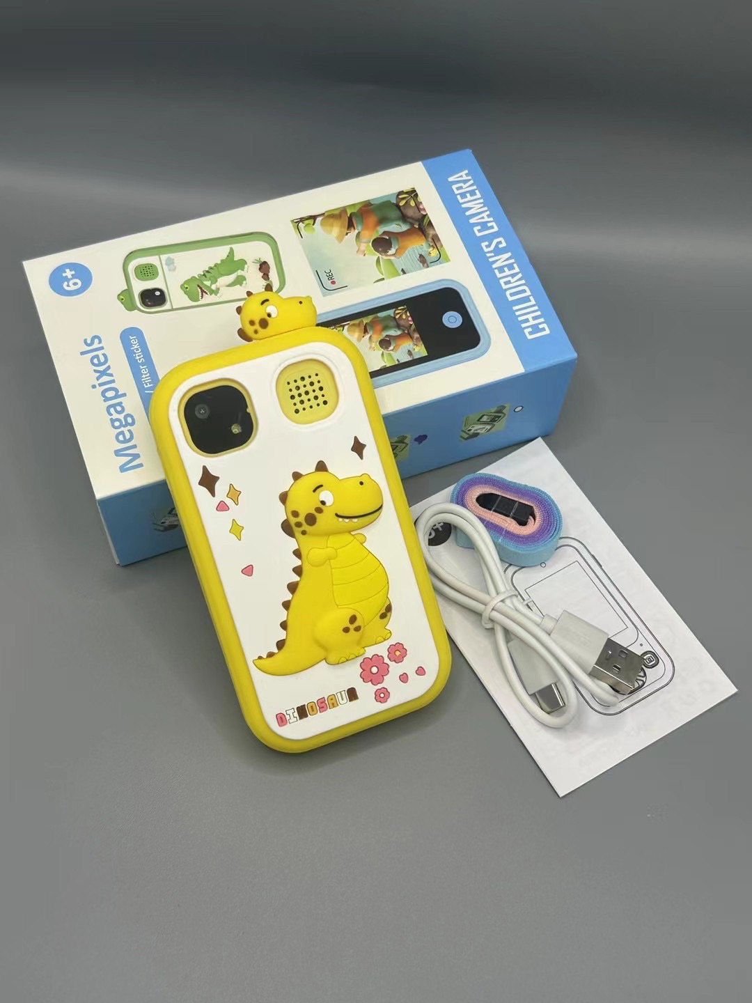 The new cross-border children's mobile phone camera S3 takes photos and videos. It features a 2.4-inch large touch screen handheld game console with a headshot detail image 4