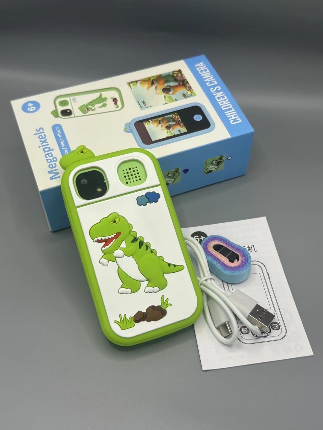 The new cross-border children's mobile phone camera S3 takes photos and videos. It features a 2.4-inch large touch screen handheld game console with a headshot detail image 6