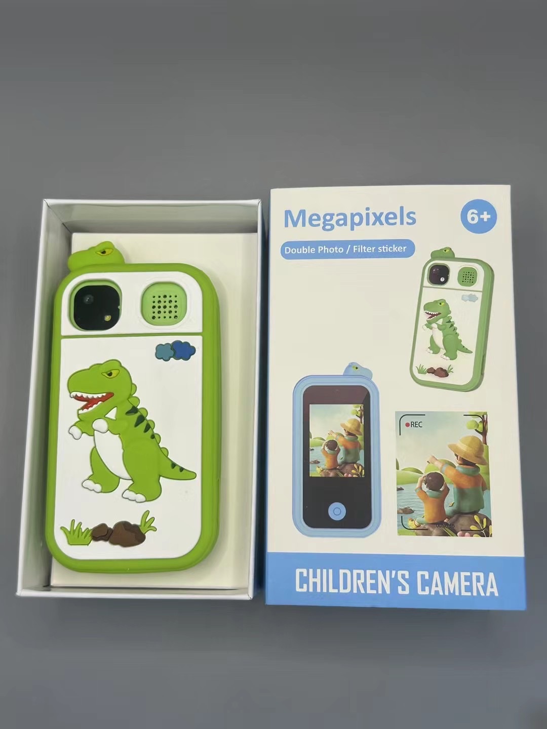 The new cross-border children's mobile phone camera S3 takes photos and videos. It features a 2.4-inch large touch screen handheld game console with a headshot detail image 3