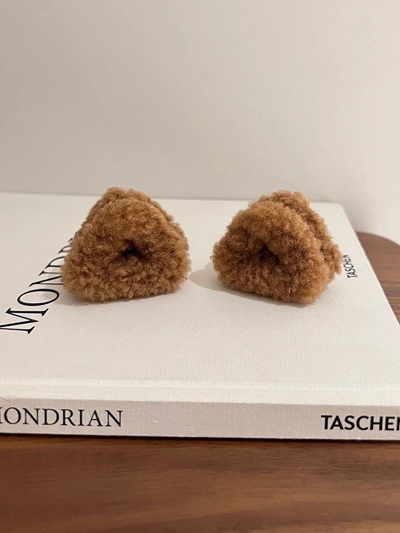 5 cm Sheep cake with cat ears and plastic claws is a best-selling product for little girls to switch to details Picture