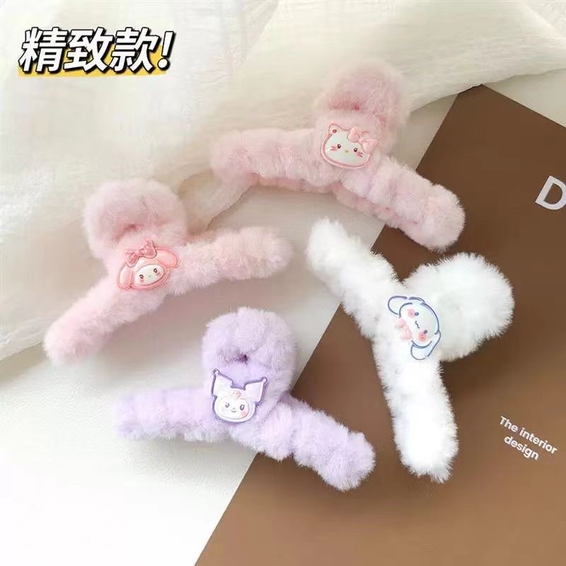 Cute Sanrio large plush grab clip for autumn and winter, Japanese and Korean style, girlish hair clip, high-end shark clip plate headwear Application Scenario