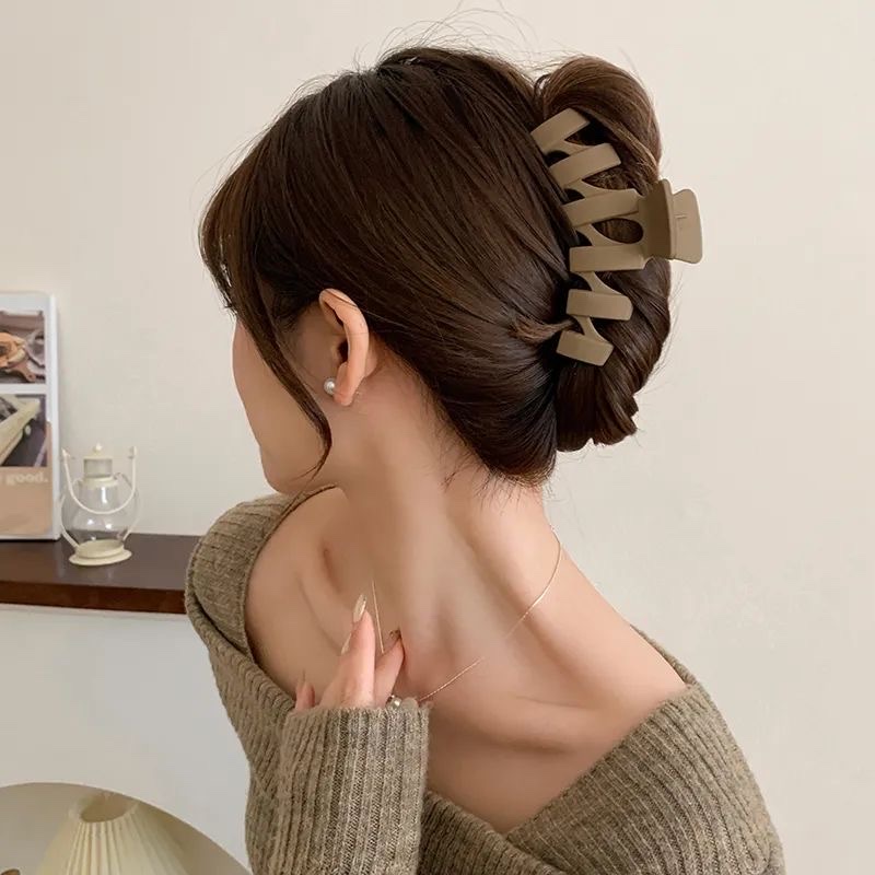 Simple shark hairpin at the back of the head, new hair accessory, elegant headwear, high appearance level, best-selling grabber detail image 3