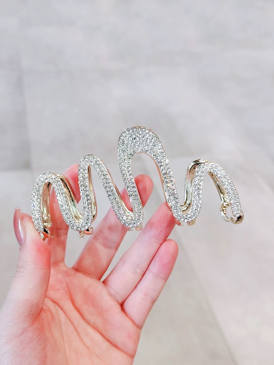 LYNNROMAN Japanese and Korean water diamond high-end large scratch-clip for women with a large amount of hair at the back of the head, shark clip, updo hair clip, and women's headwear detail image 3