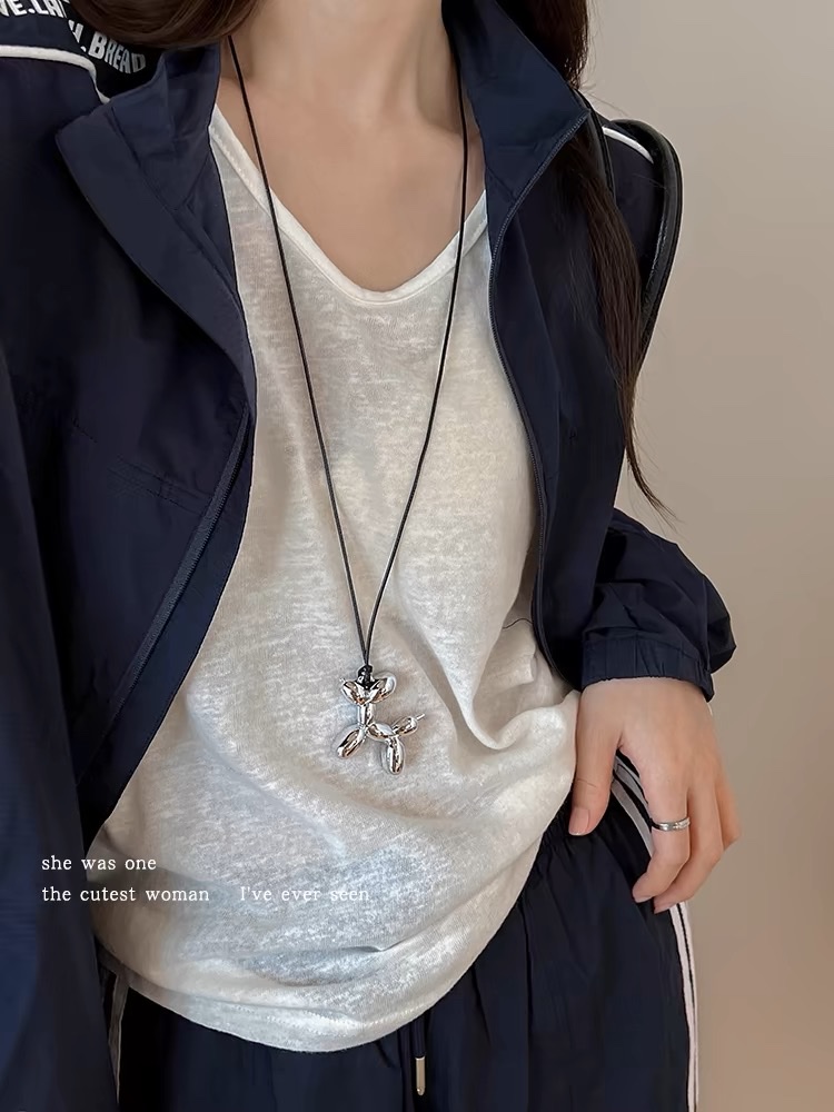 Star-style balloon dog pendant necklace, a new high-end necklace accessory for girls, couple sweater chain jewelry necklace Item Picture