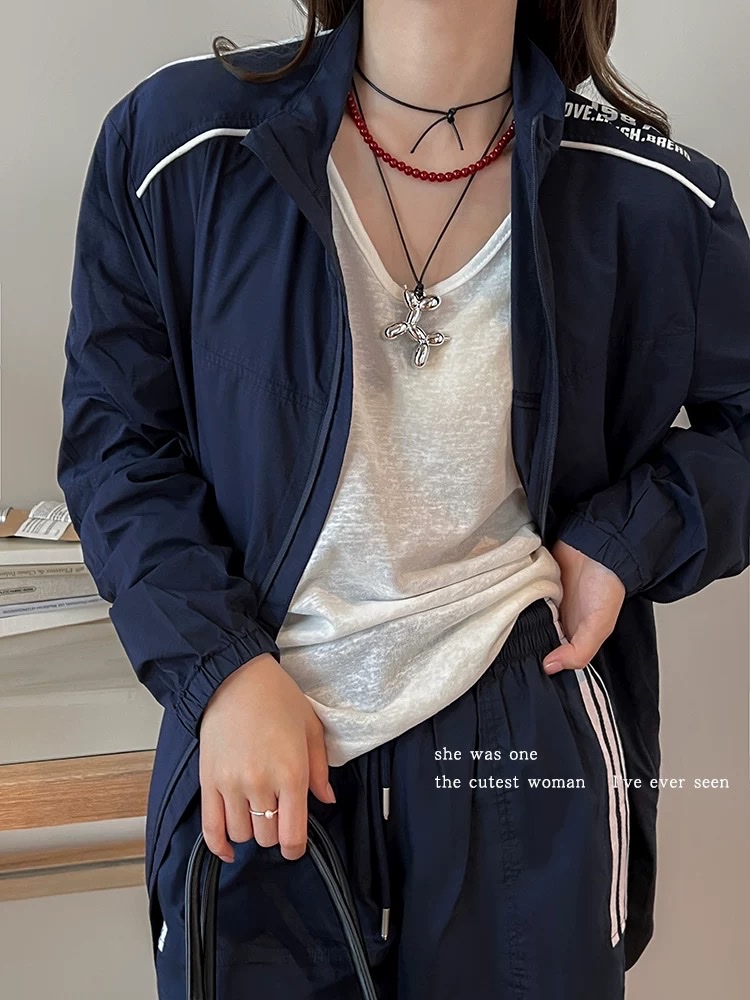 Star-style balloon dog pendant necklace, a new high-end necklace accessory for girls, couple sweater chain jewelry necklace details Picture