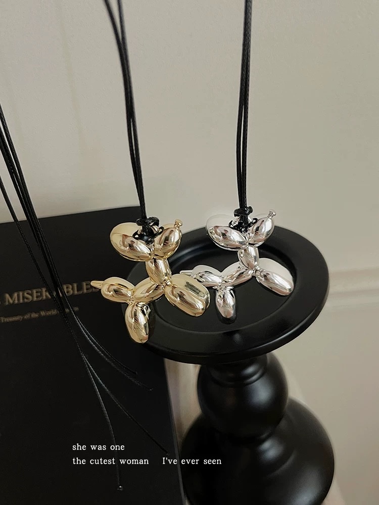 Star-style balloon dog pendant necklace, a new high-end necklace accessory for girls, couple sweater chain jewelry necklace Application Scenario