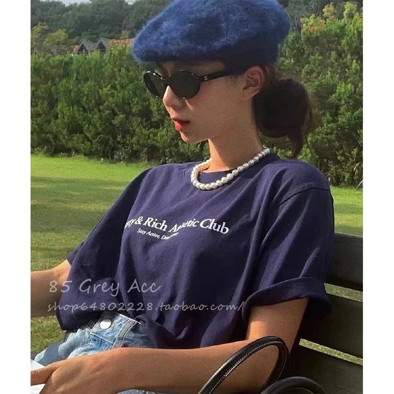 Shi Family Pearl necklace, a unique and light luxury design for women, exudes a sense of sophistication and simplicity. It features a collarbone chain, a gold inlay button, and a sweater chain Application Scenario