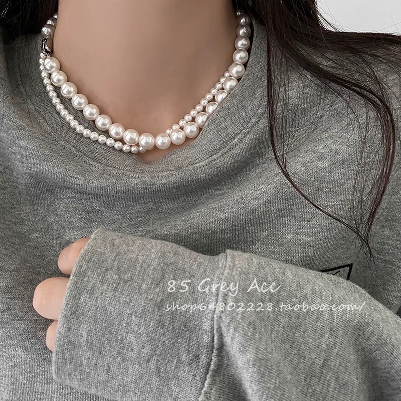 Shi Family Pearl necklace, a unique and light luxury design for women, exudes a sense of sophistication and simplicity. It features a collarbone chain, a gold inlay button, and a sweater chain Specification image
