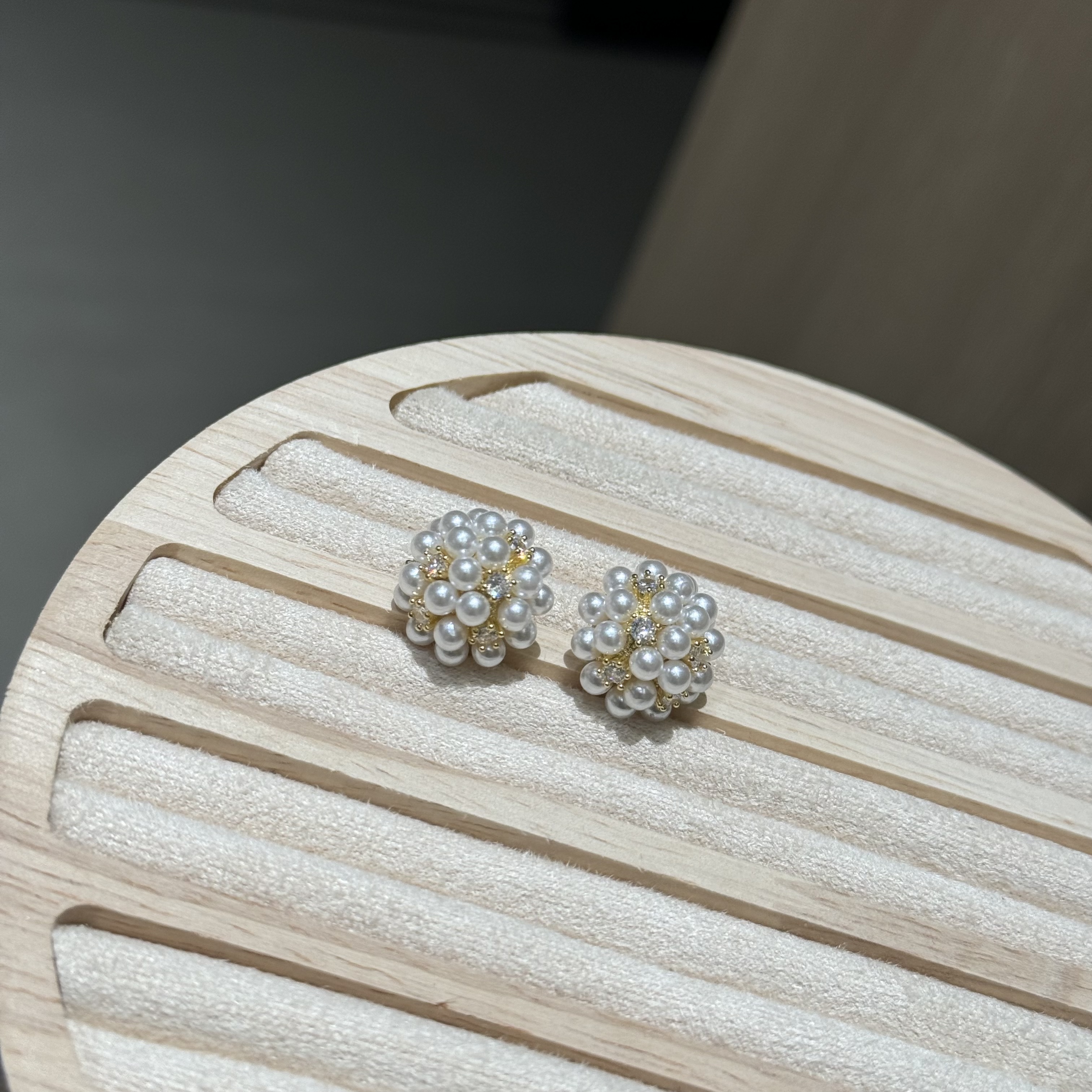 The exquisite stud earrings from the jewelry specialty store exude a feminine charm and a high-end feel. They are fashionable and trendy accessories with unique designs, including pearl, millet, zircon, and firework stud earrings