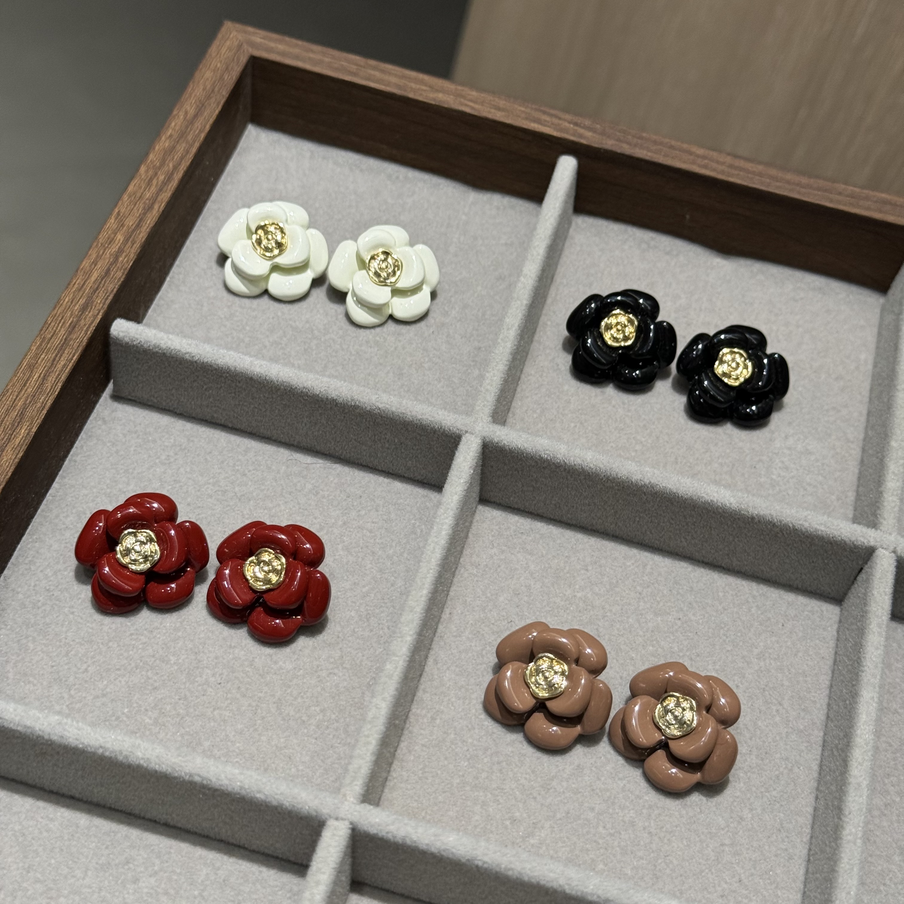 The earrings are elegant and stylish, with a unique design. They are fashionable and trendy accessories. They are in the shape of camellia flowers and feature oil-dropping craftsmanship details Picture