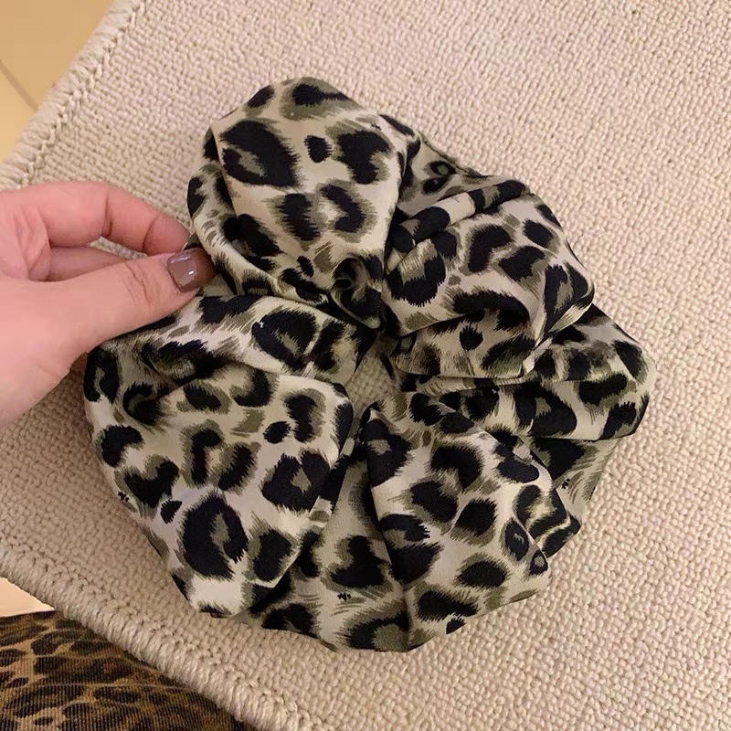 Emilia's Korean version leopard-print large intestine hair band for women, retro charm, versatile, bun hair tie, ponytail hair band headwear for women Application Scenario
