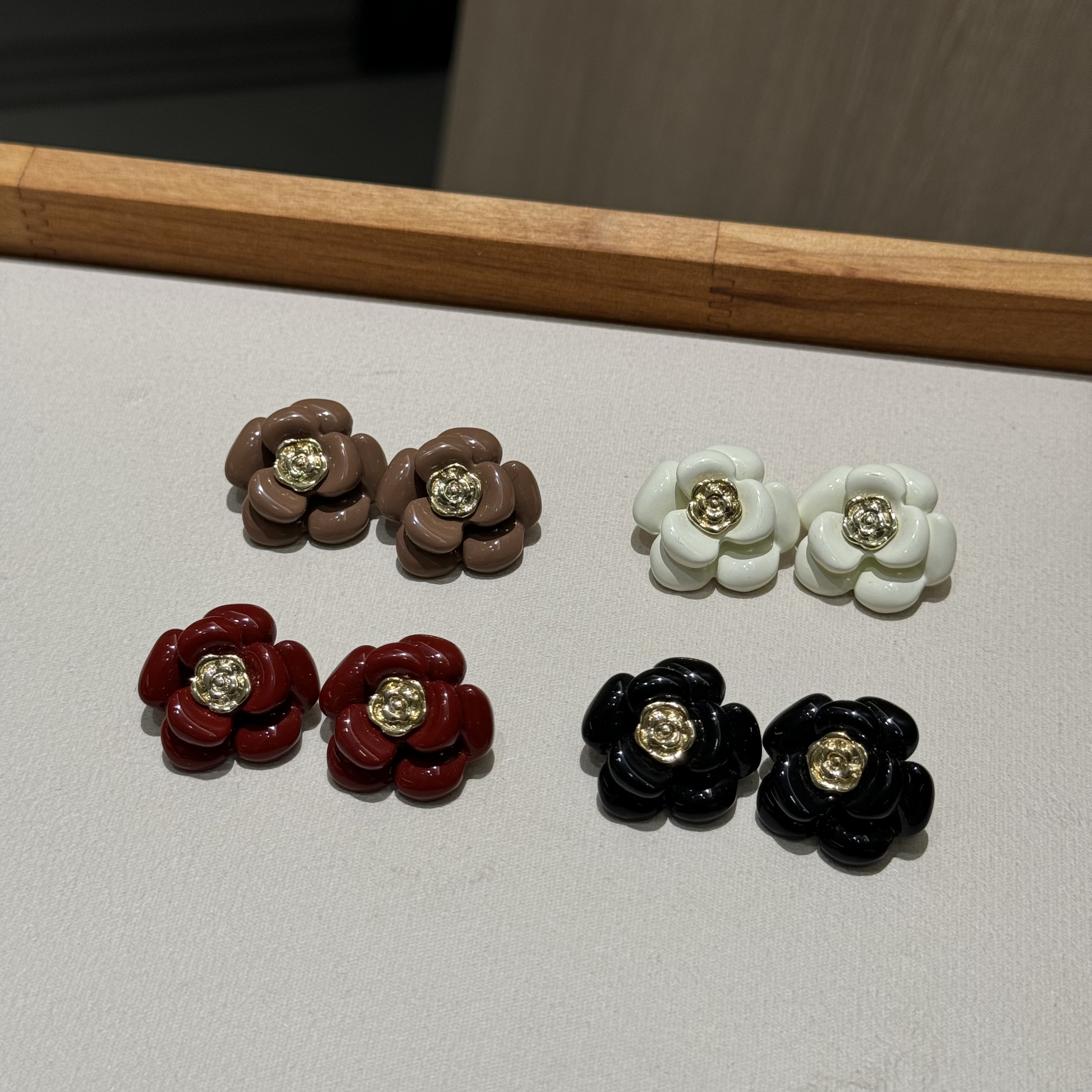The earrings are elegant and stylish, with a unique design. They are fashionable and trendy accessories. They are in the shape of camellia flowers and feature oil-dropping craftsmanship