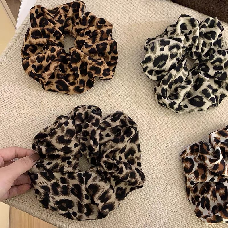Emilia's Korean version leopard-print large intestine hair band for women, retro charm, versatile, bun hair tie, ponytail hair band headwear for women details Picture