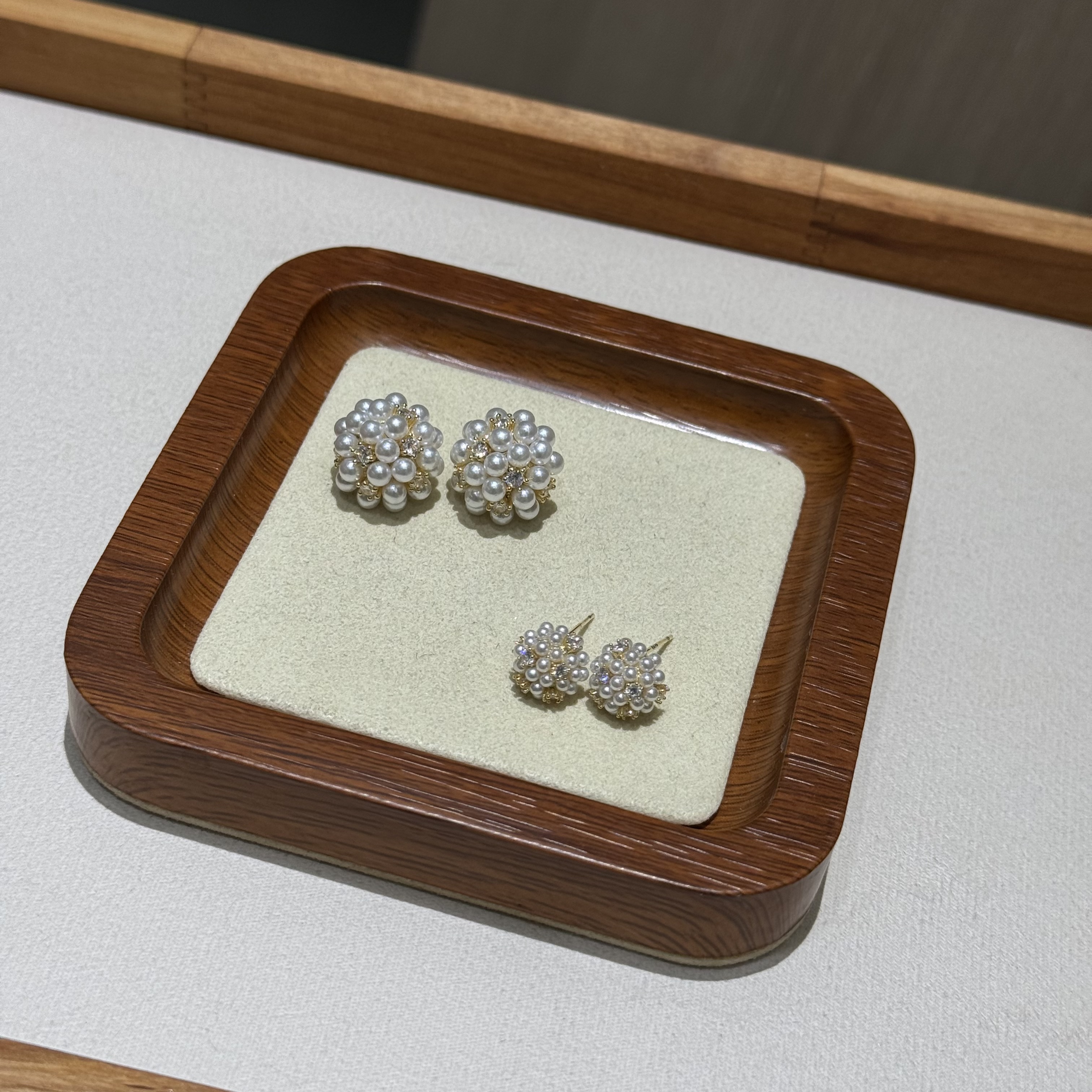 The exquisite stud earrings from the jewelry specialty store exude a feminine charm and a high-end feel. They are fashionable and trendy accessories with unique designs, including pearl, millet, zircon, and firework stud earrings Specification image