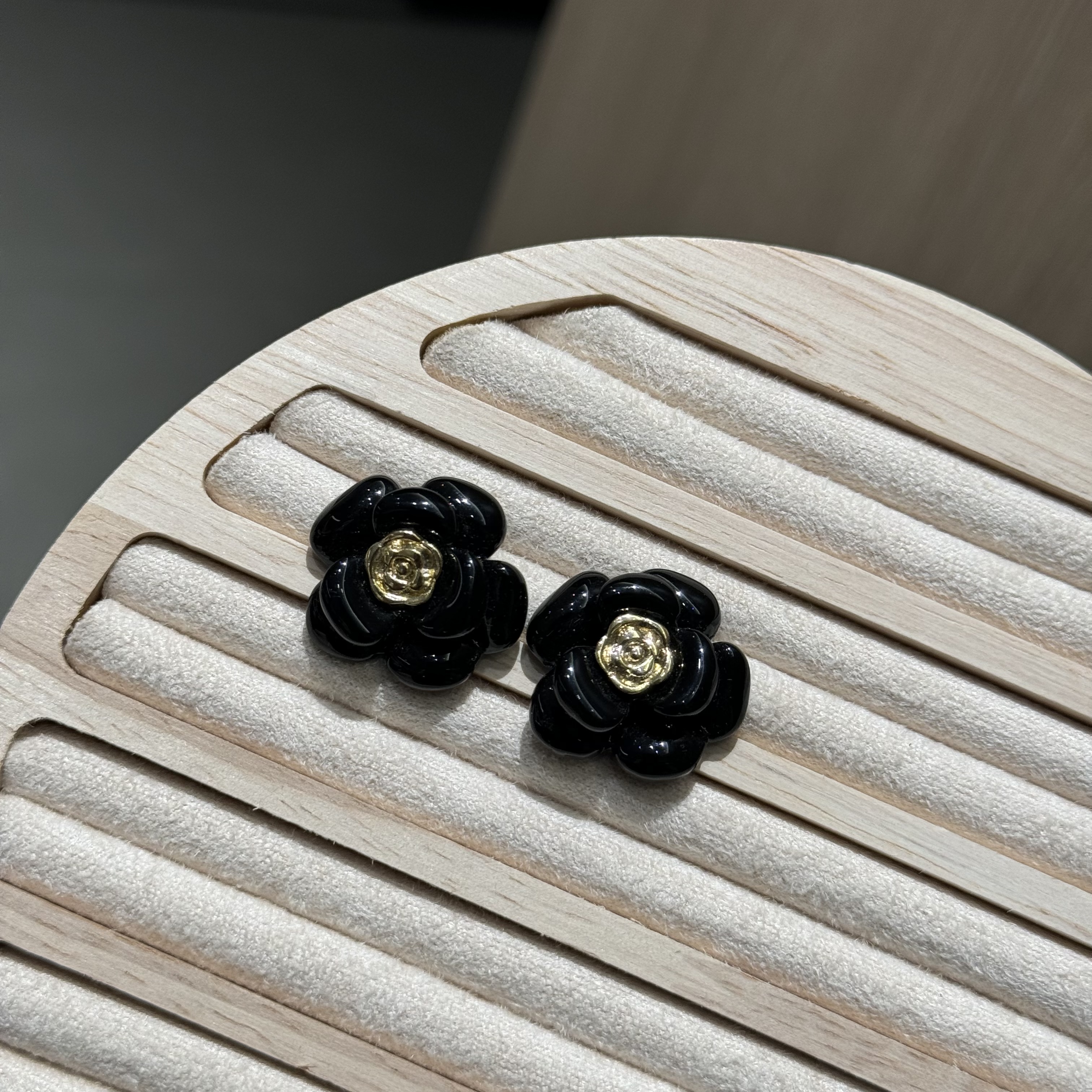 The earrings are elegant and stylish, with a unique design. They are fashionable and trendy accessories. They are in the shape of camellia flowers and feature oil-dropping craftsmanship Item Picture
