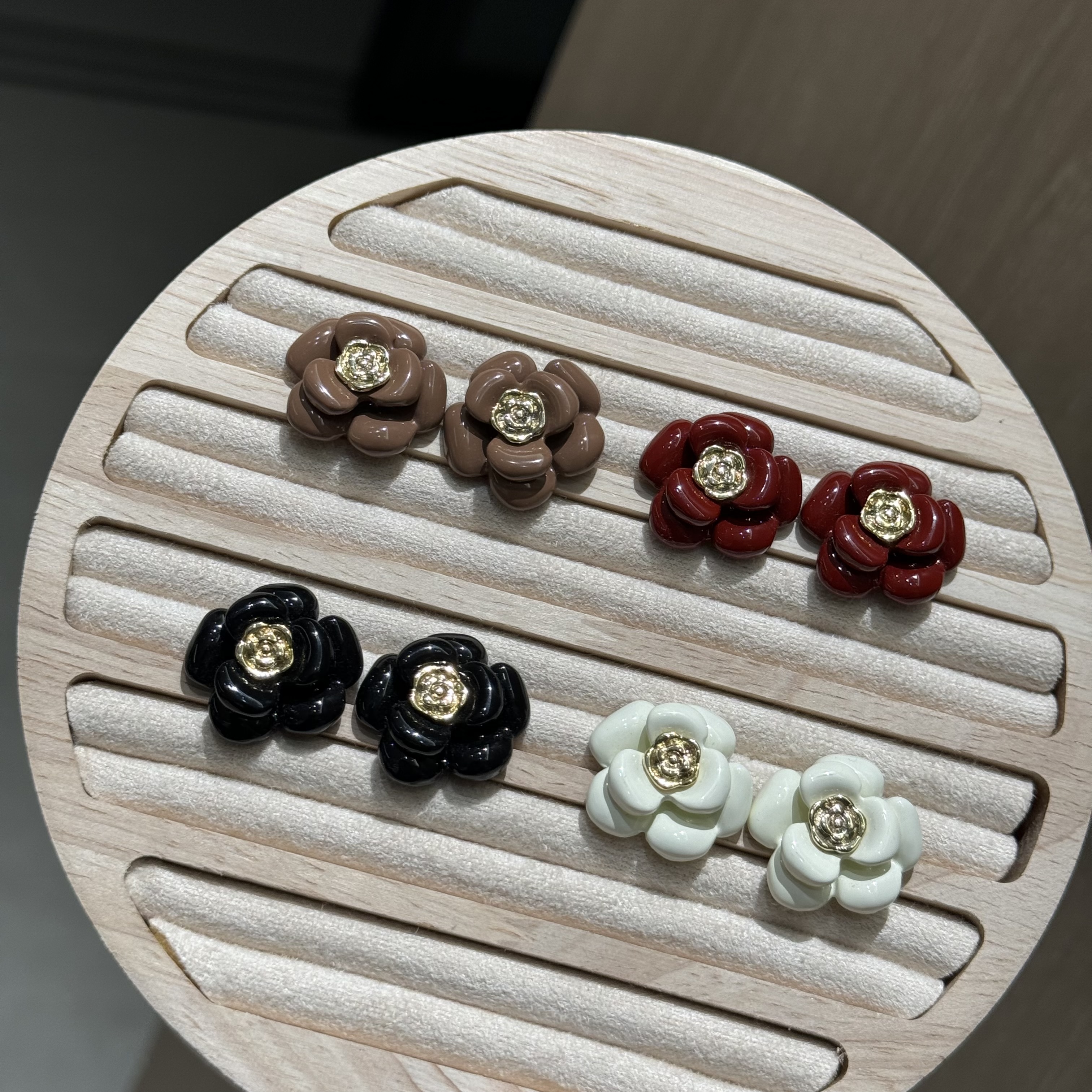 The earrings are elegant and stylish, with a unique design. They are fashionable and trendy accessories. They are in the shape of camellia flowers and feature oil-dropping craftsmanship Specification image