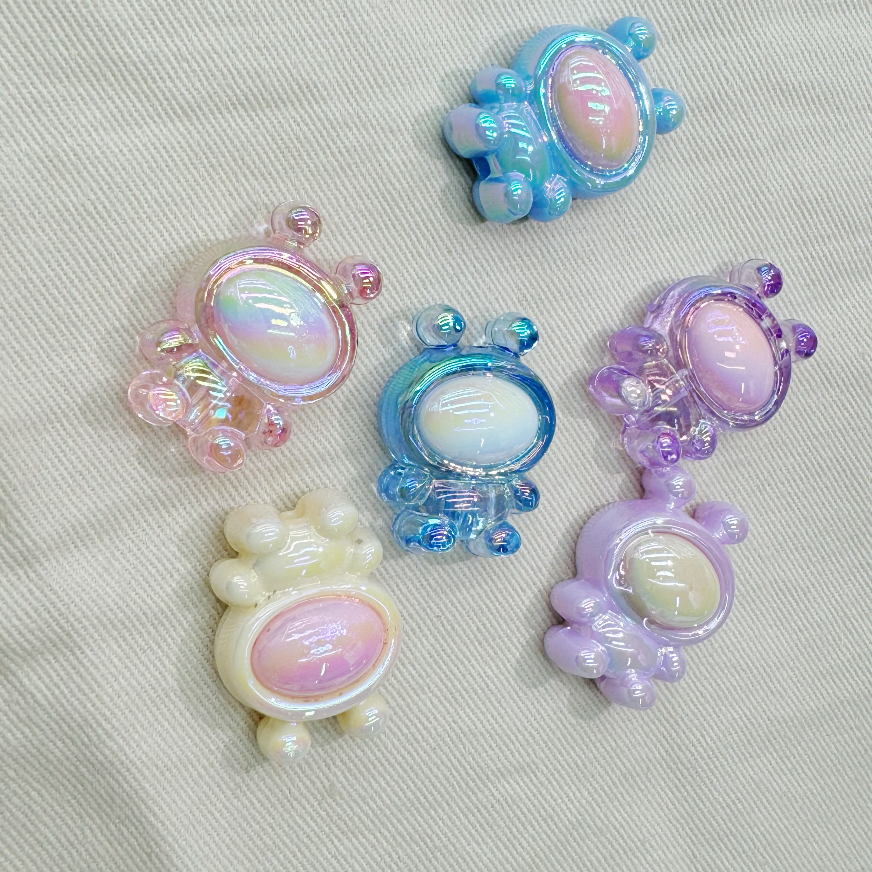Unique design of sand-gold soft clay resin jewelry accessories, alloy accessories, handcrafted DIY material packaging, random shipment of jewelry accessories Application Scenario