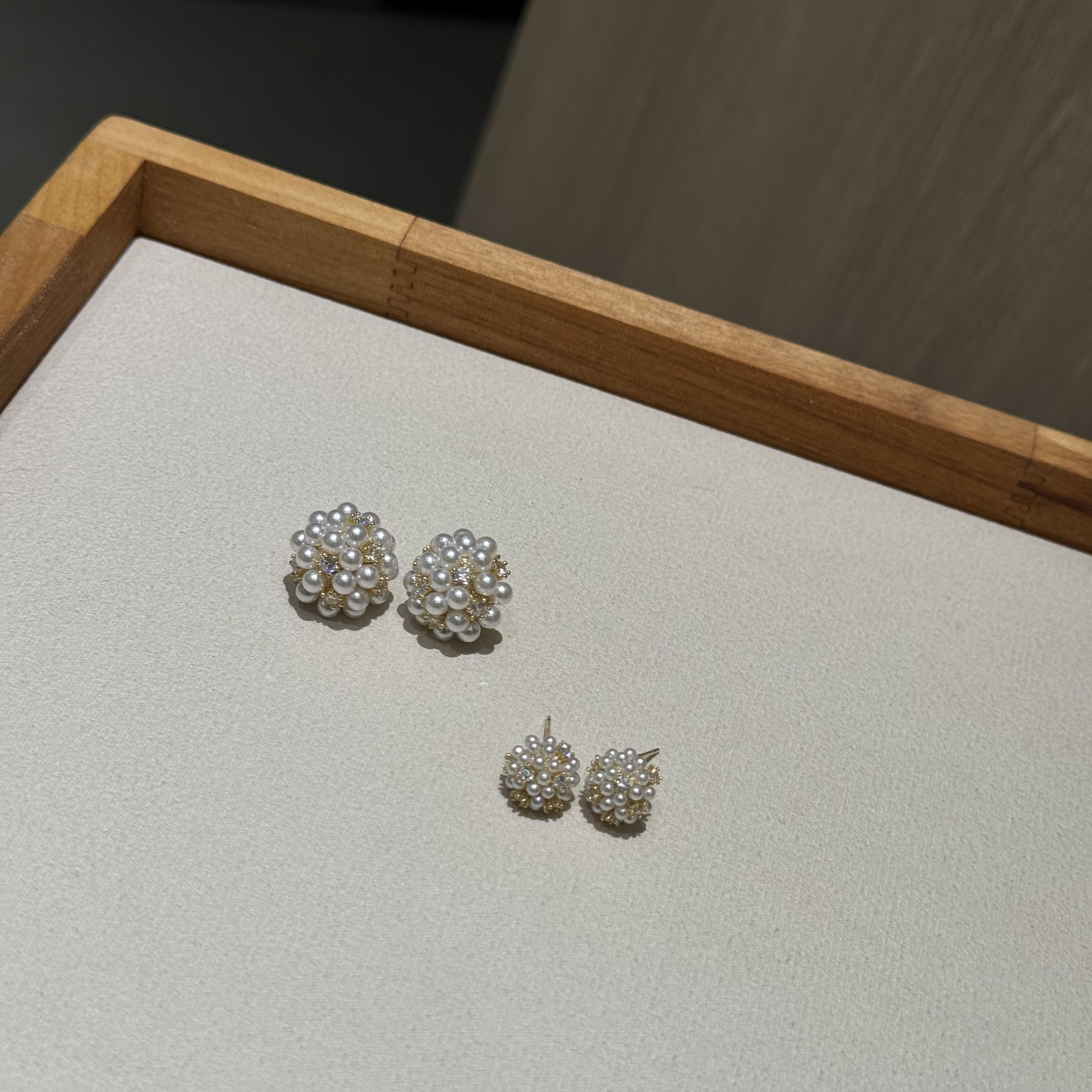 The exquisite stud earrings from the jewelry specialty store exude a feminine charm and a high-end feel. They are fashionable and trendy accessories with unique designs, including pearl, millet, zircon, and firework stud earrings Application Scenario