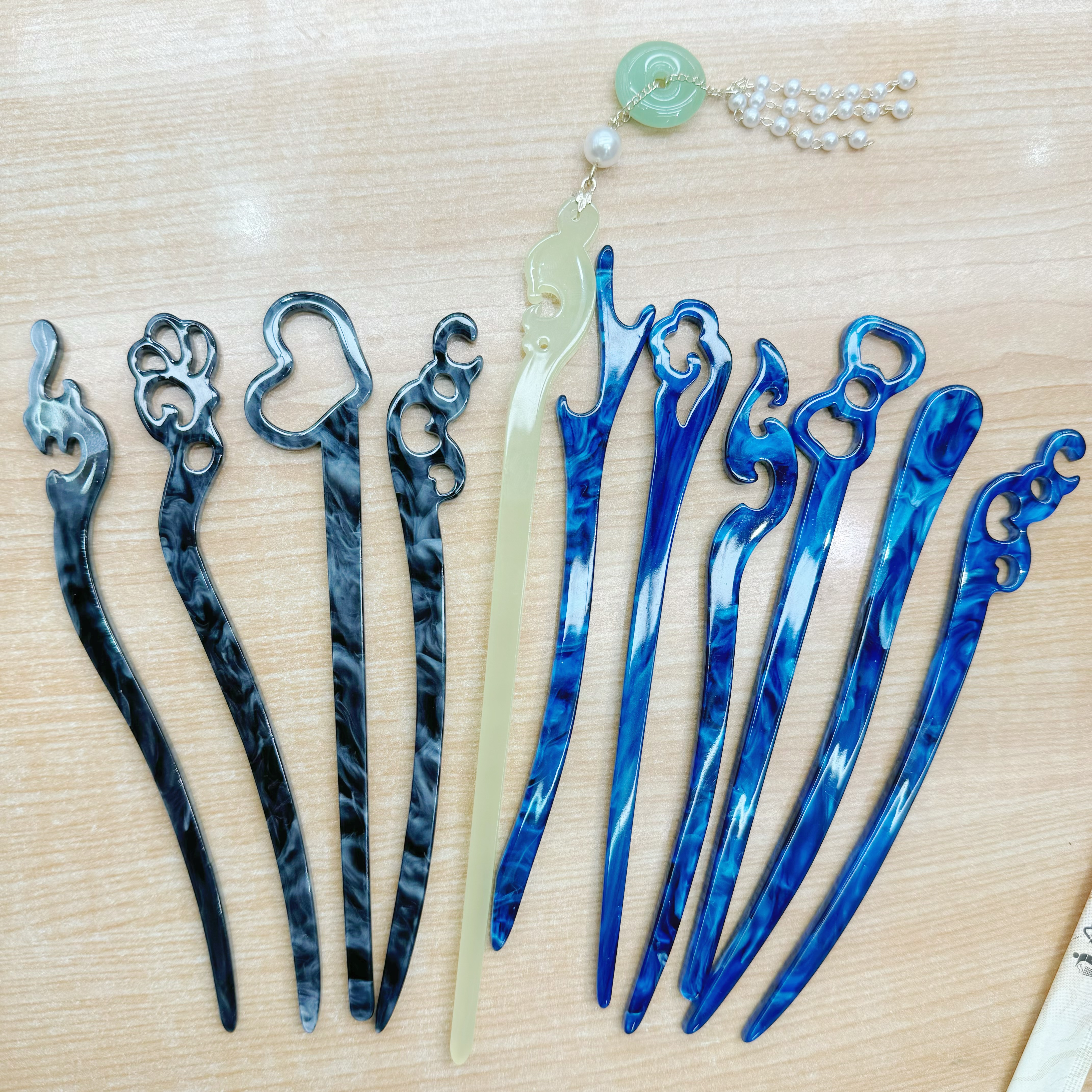 Unique design of sand-gold soft clay resin jewelry accessories, alloy accessories, handcrafted DIY material packaging, random shipment of jewelry accessories Specification image