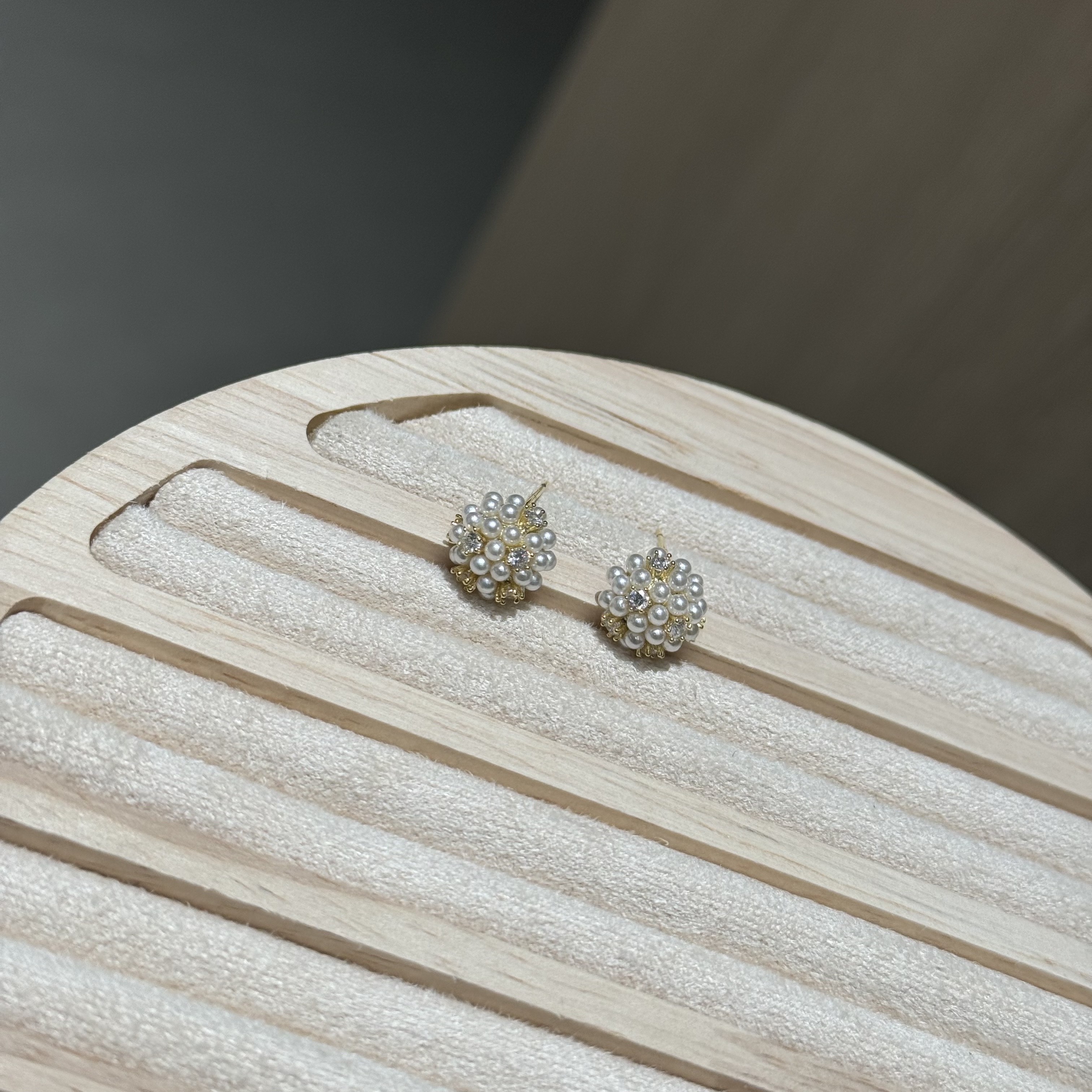 The exquisite stud earrings from the jewelry specialty store exude a feminine charm and a high-end feel. They are fashionable and trendy accessories with unique designs, including pearl, millet, zircon, and firework stud earrings details Picture