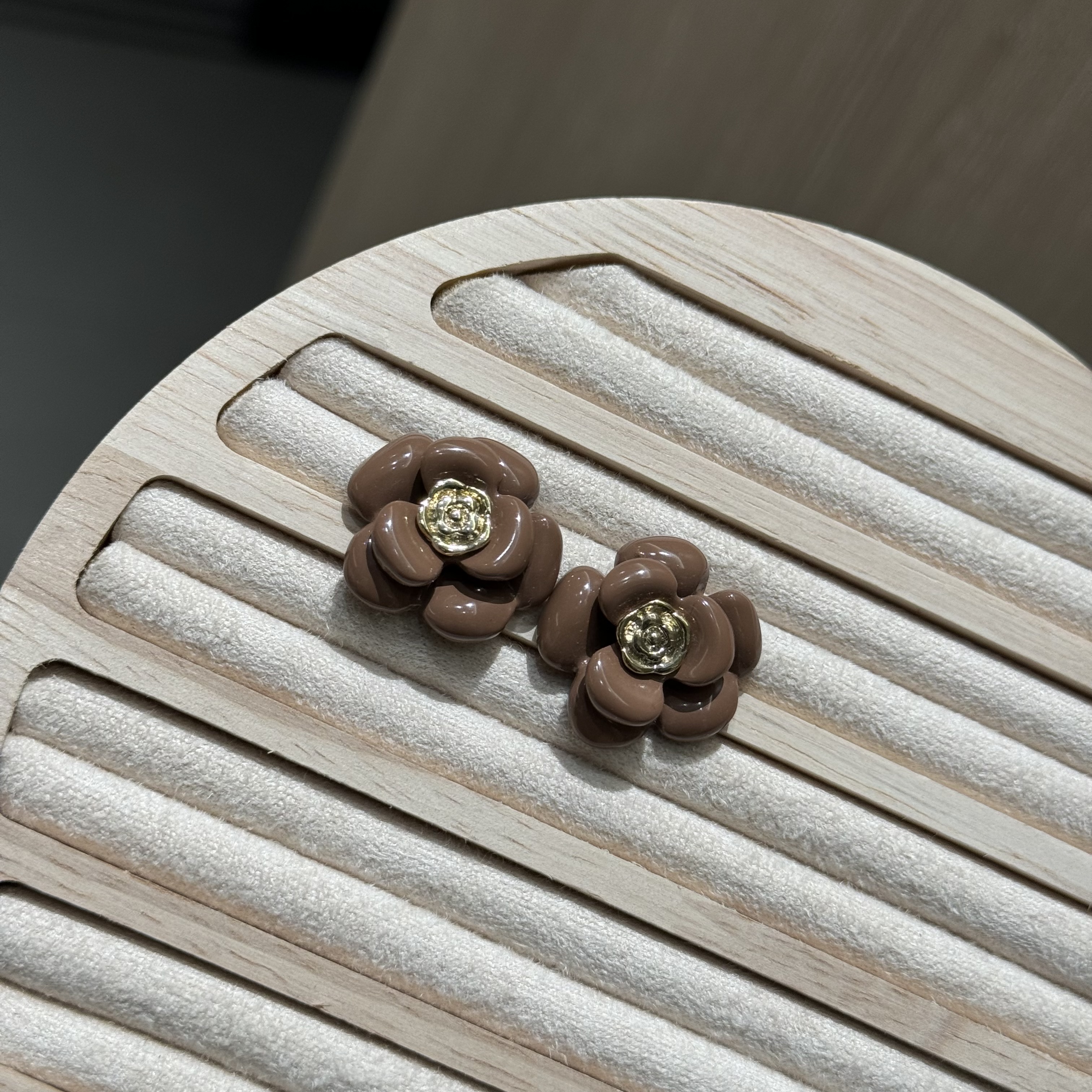 The earrings are elegant and stylish, with a unique design. They are fashionable and trendy accessories. They are in the shape of camellia flowers and feature oil-dropping craftsmanship Application Scenario