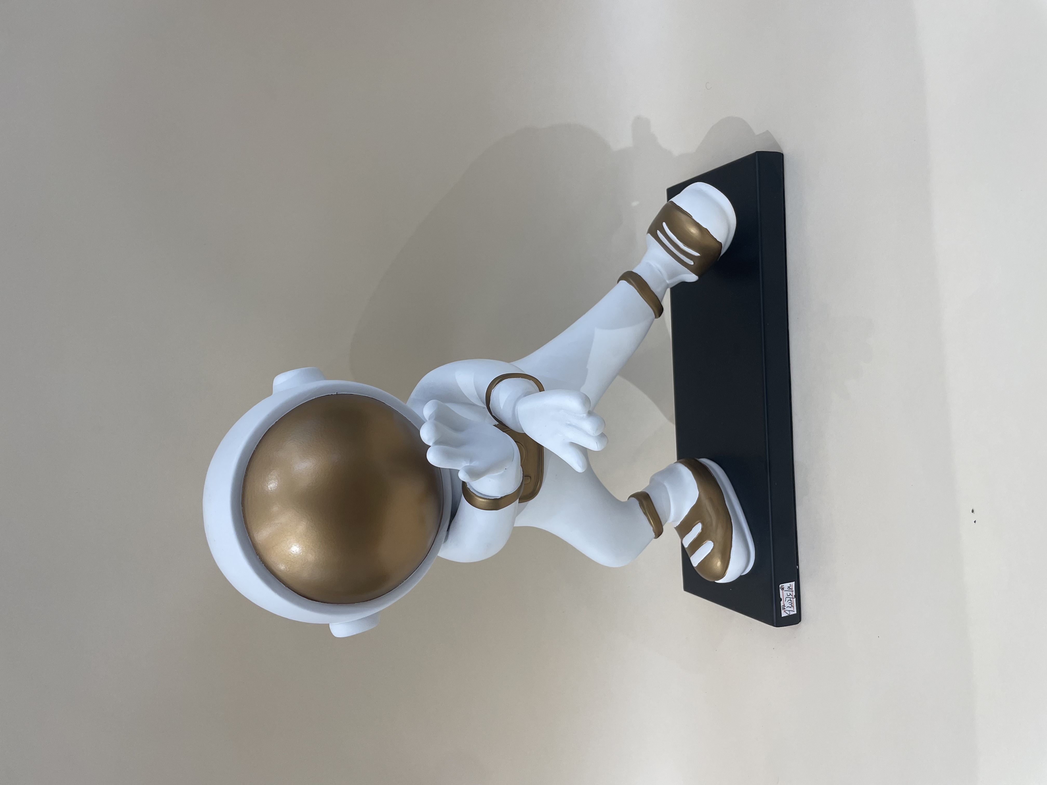 Astronaut and space person ornaments, resin handicrafts ornaments, home living room table decorations, model room bedroom, simple and modern home decoration ornaments Specification image