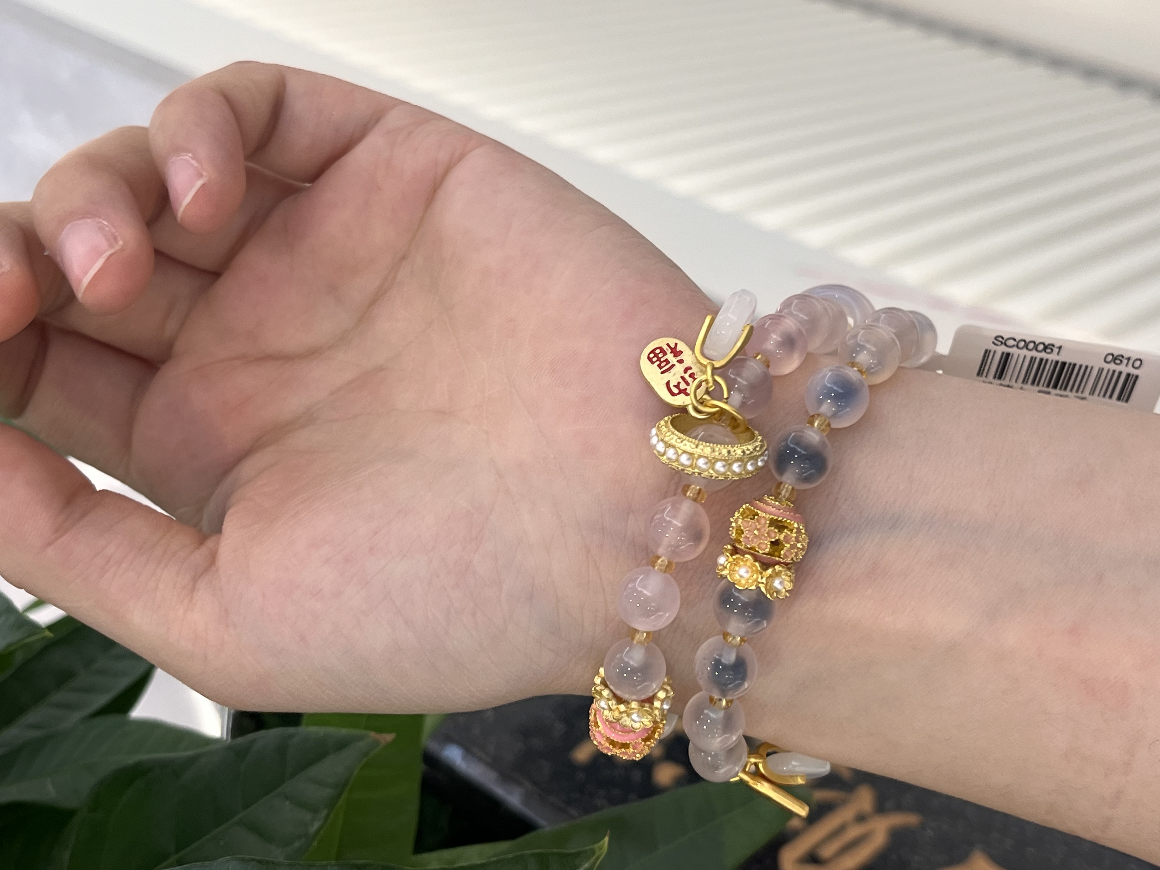 The pink sugar bracelet is a high-end and fashionable women's accessory. It is a dual-purpose bracelet with a unique and simple style