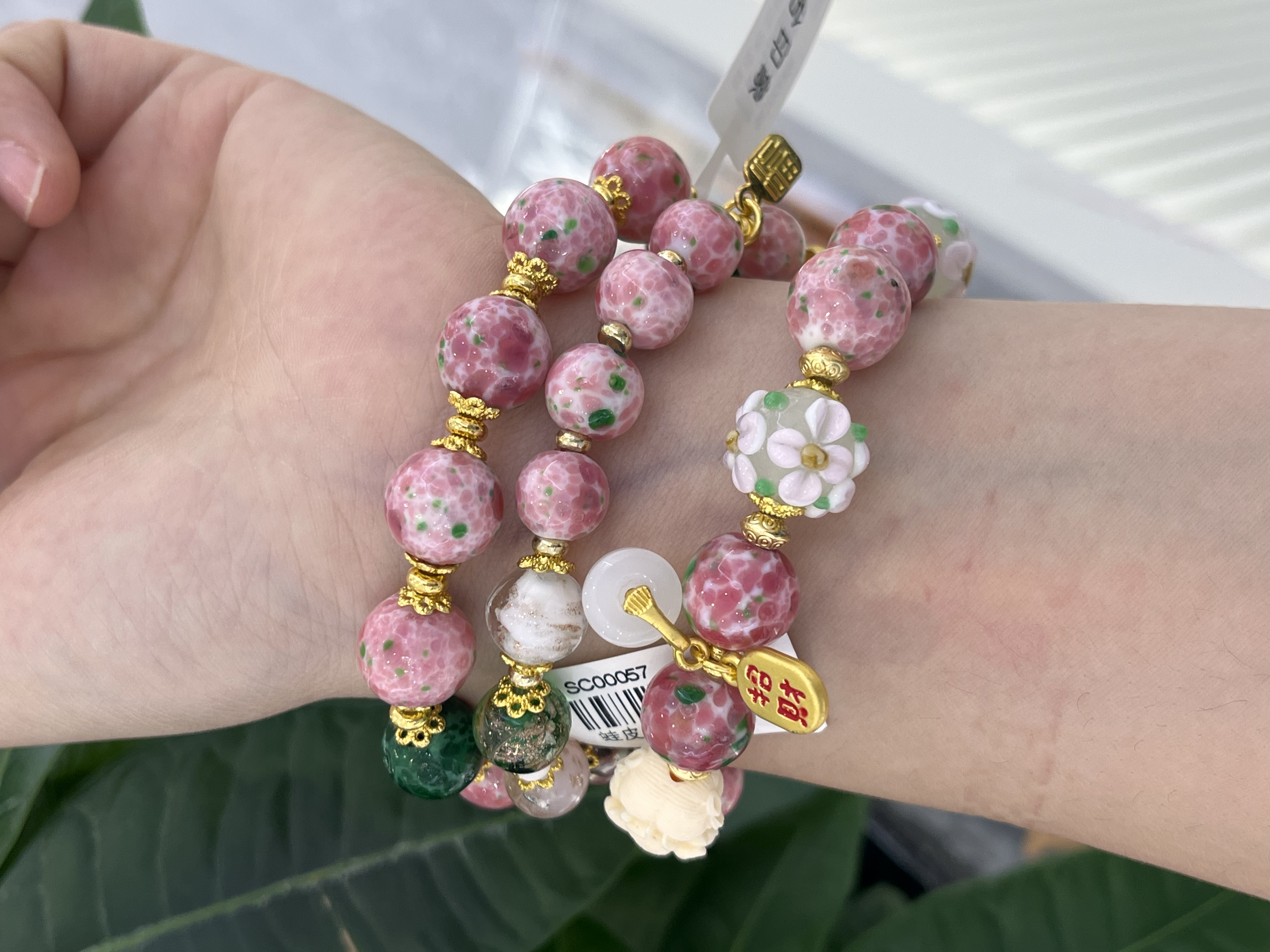This ceramic bracelet features a simple and fashionable design with a high-end feel. It is anti-allergy, wear-resistant and corrosion-resistant detail image 2