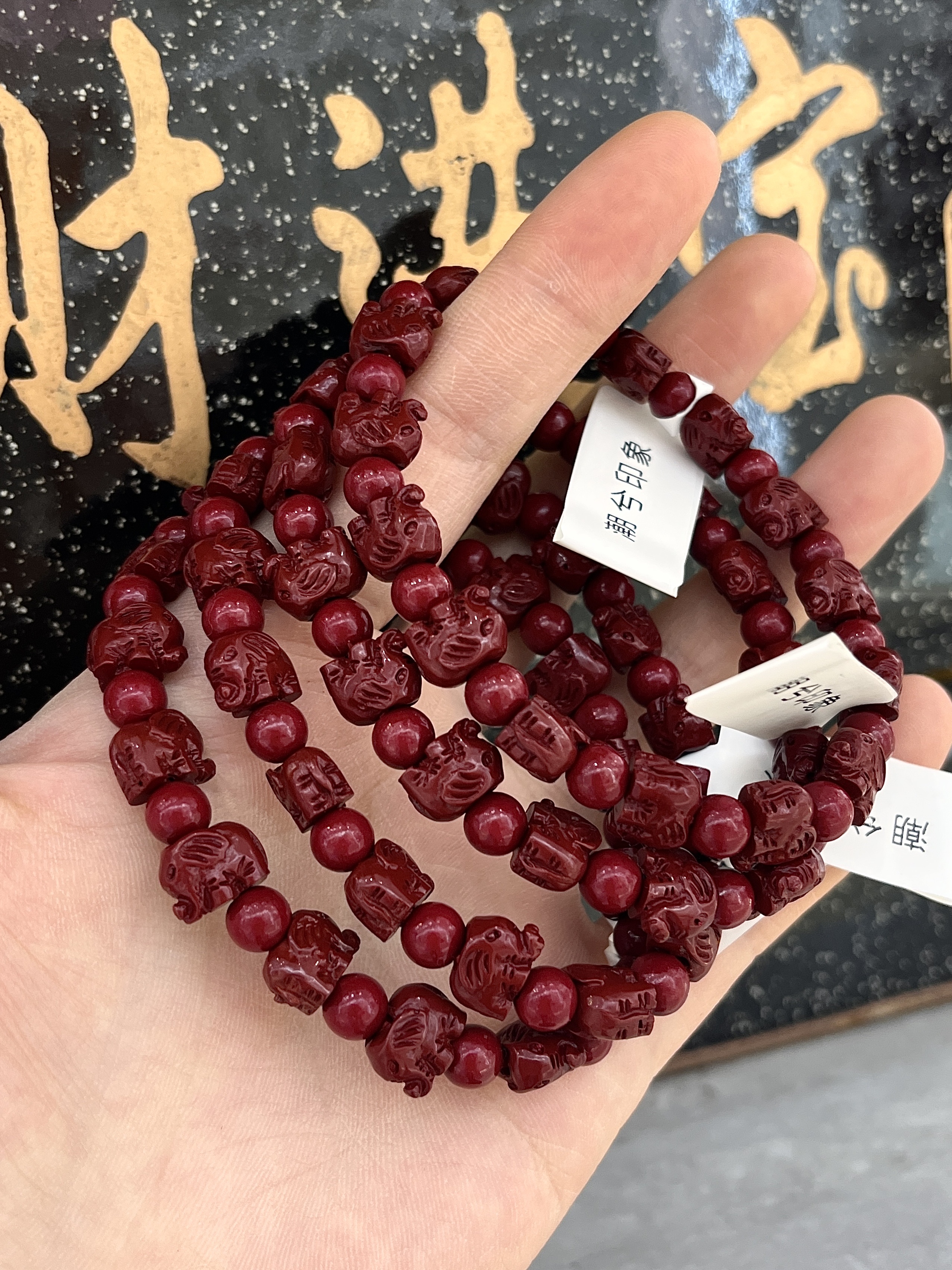 Cinnabar bracelets are carefully selected for cultural and artistic use. They are comfortable to wear, personalized and fashionable, and full of energy. They are great gifts