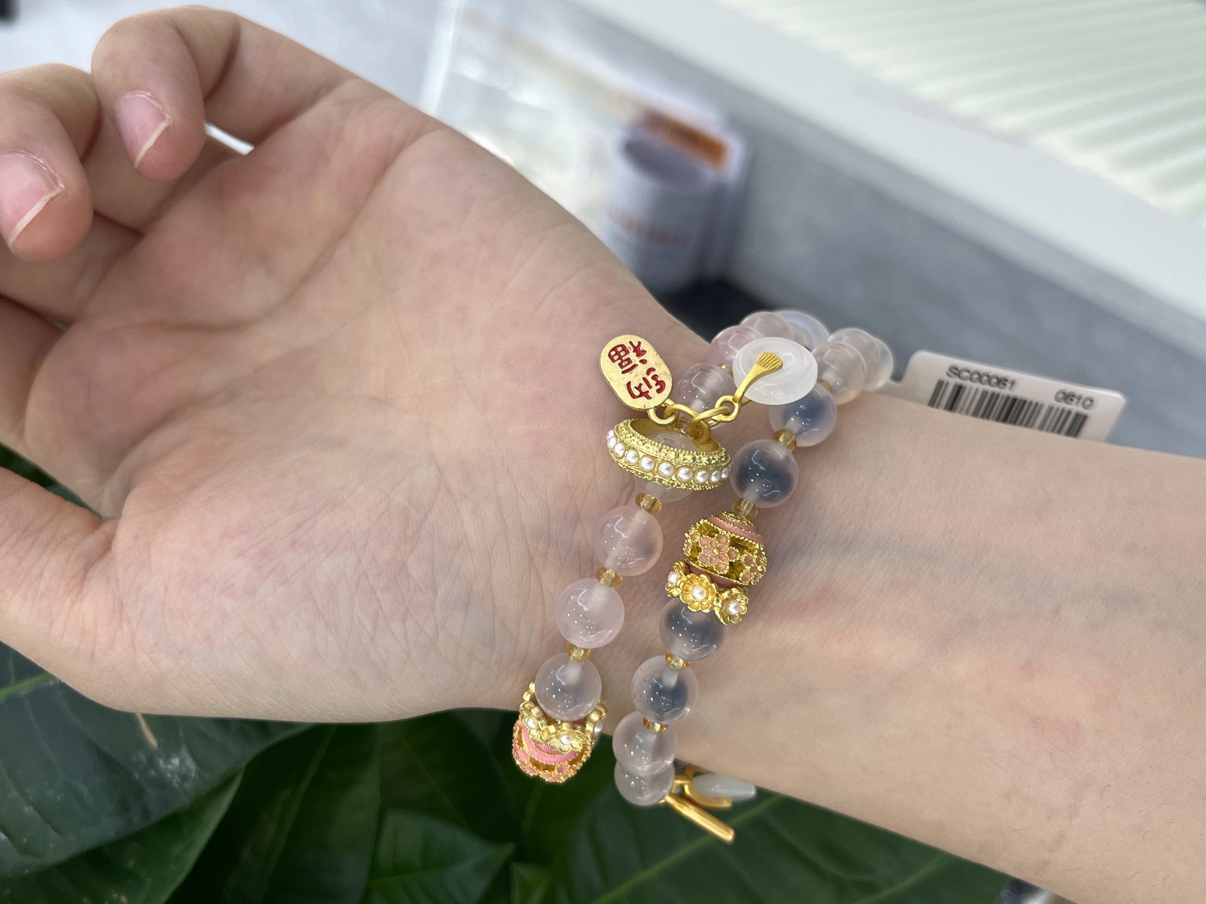 The pink sugar bracelet is a high-end and fashionable women's accessory. It is a dual-purpose bracelet with a unique and simple style details Picture